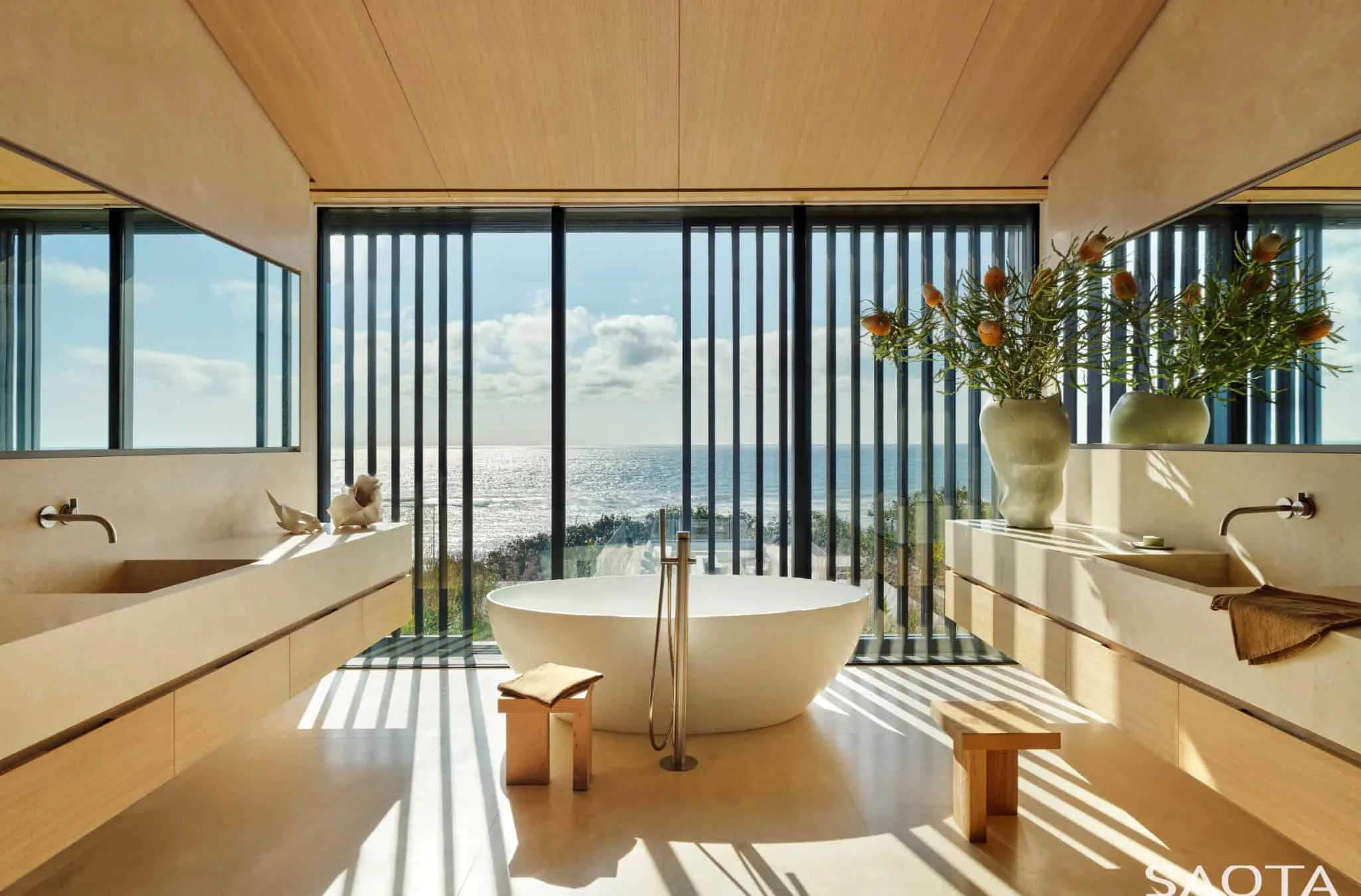 现代浴室，配有悬挂浴缸和海景视野