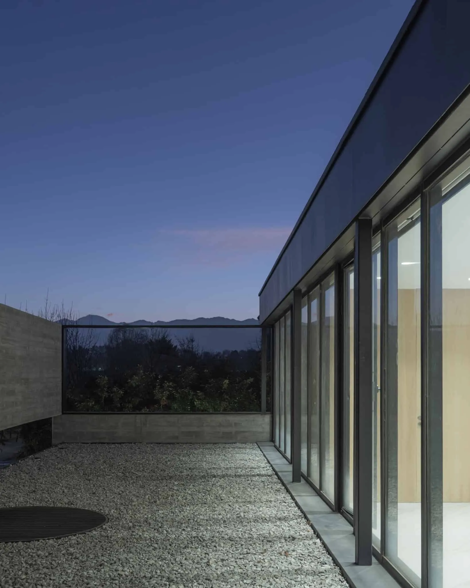 A4estudio设计的Kasa EE：傍晚庭院远眺山脉