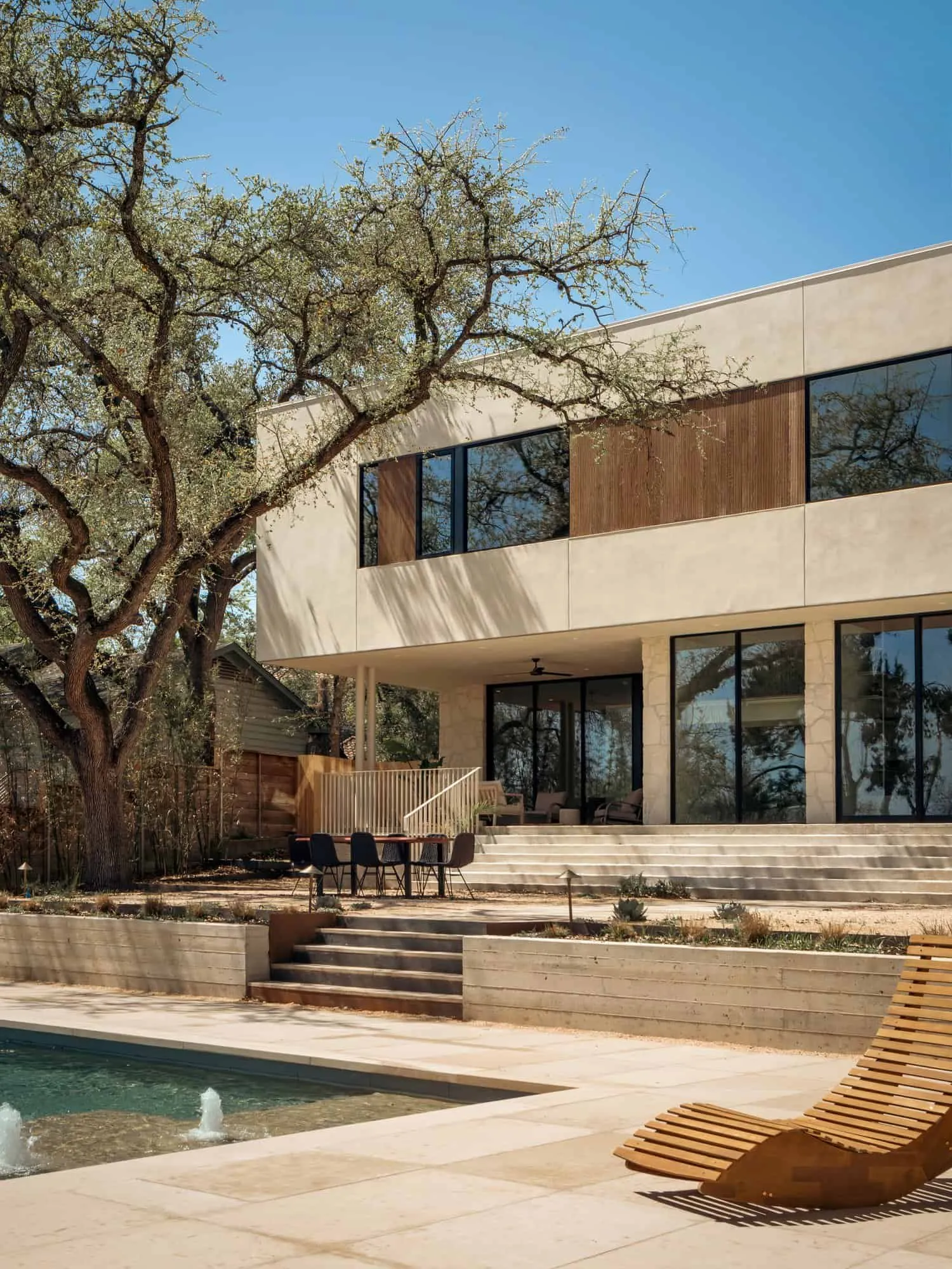 Деревянный потолок и каменная стена, создающие тени на веранде Casa Solis.