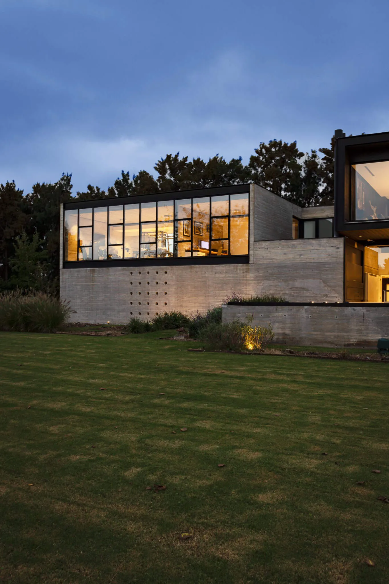 帕切科住宅附属建筑视角，柔和内部照明