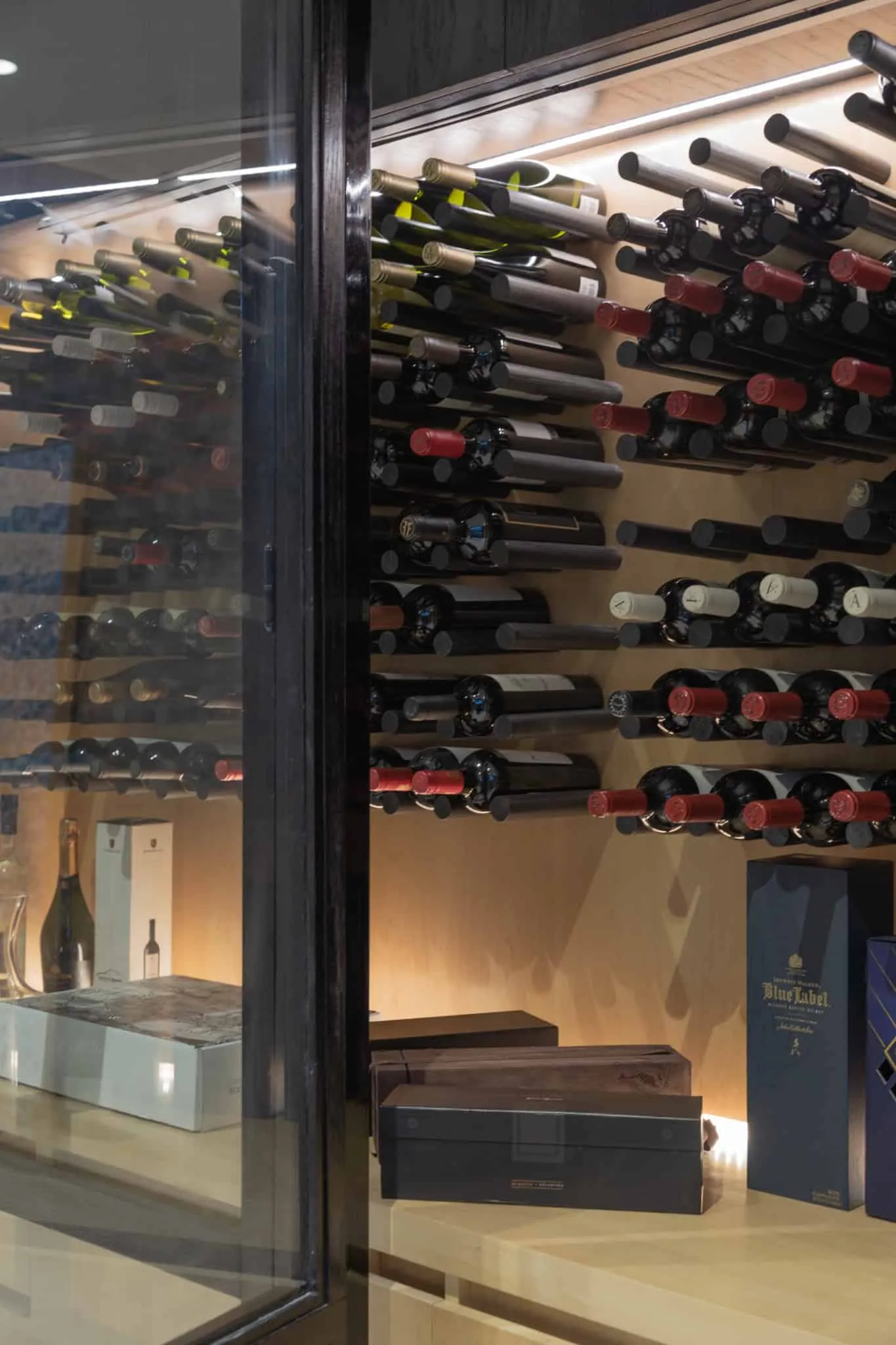 A4estudio设计的Kasa EE：酒窖与木质搁板