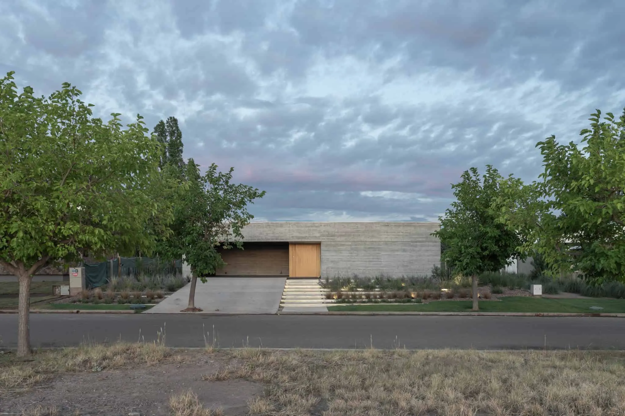 A4estudio设计的Casa Anabela带嵌入式天花板的遮蔽车道。