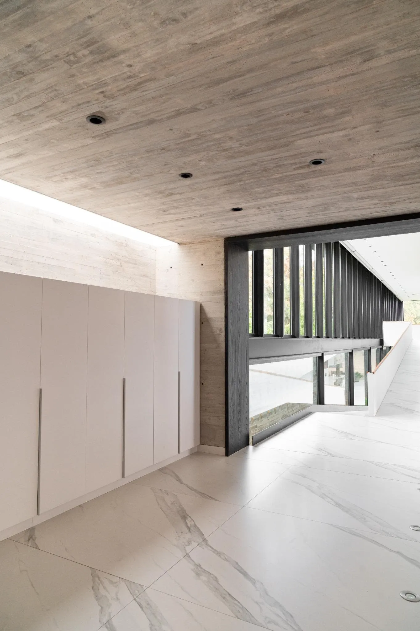 帕切科住宅内部，原始混凝土天花板与极简家具的组合