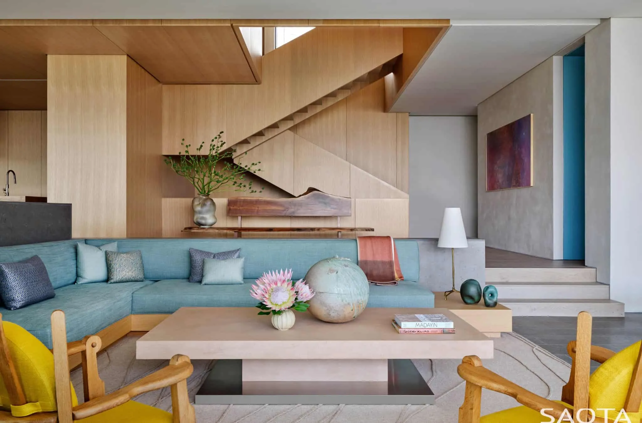 蒙托克住宅内部休闲区，蓝色分隔和楼梯墙。