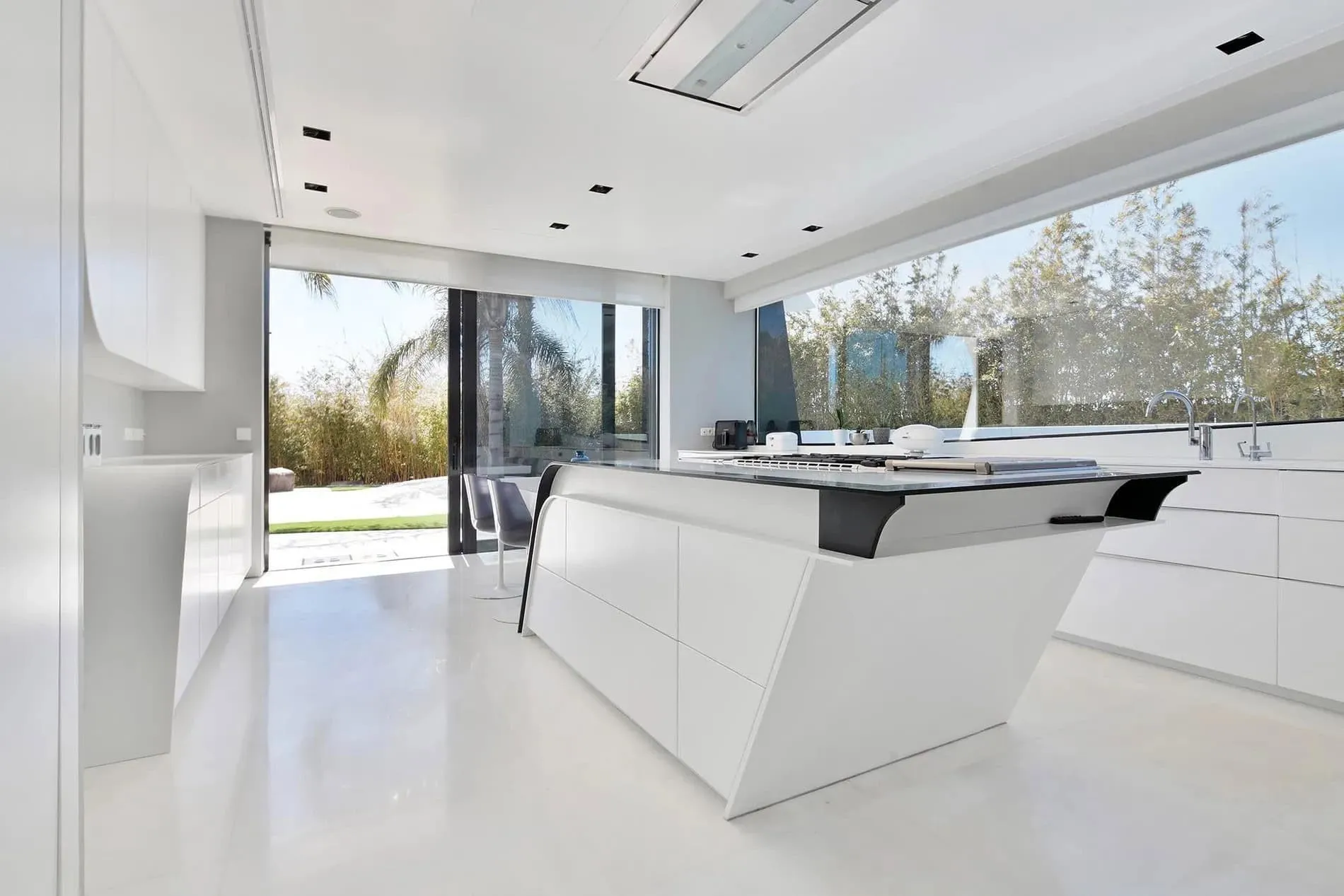 带有弯曲天花板细节和现代扶手的客厅内饰