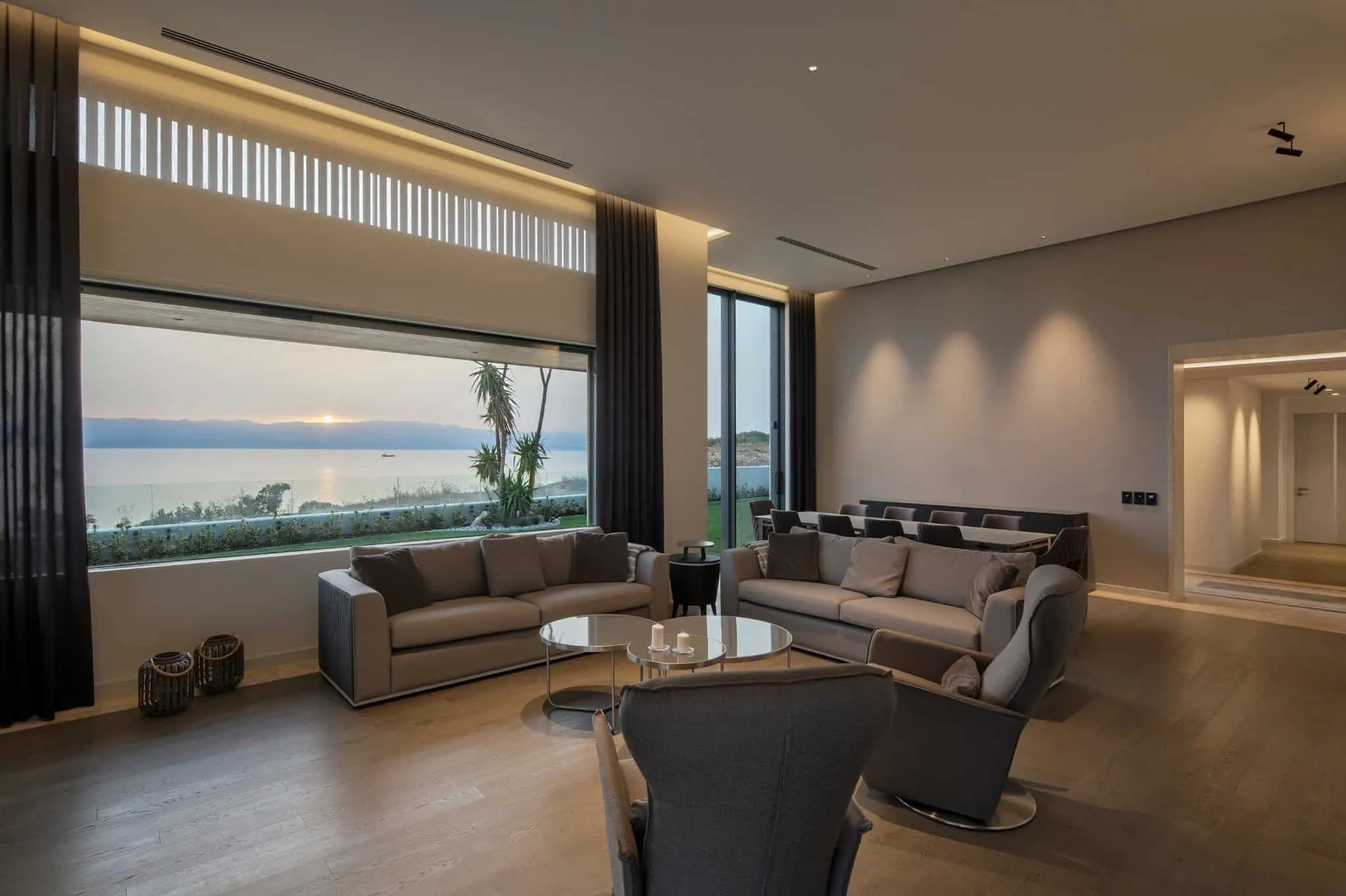 Casa Solis客厅，透过宽敞窗户欣赏全景海景