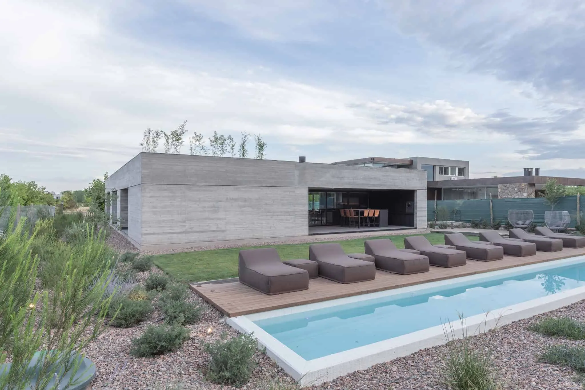 A4estudio设计的Casa Anabela泳池与下沉式花园。