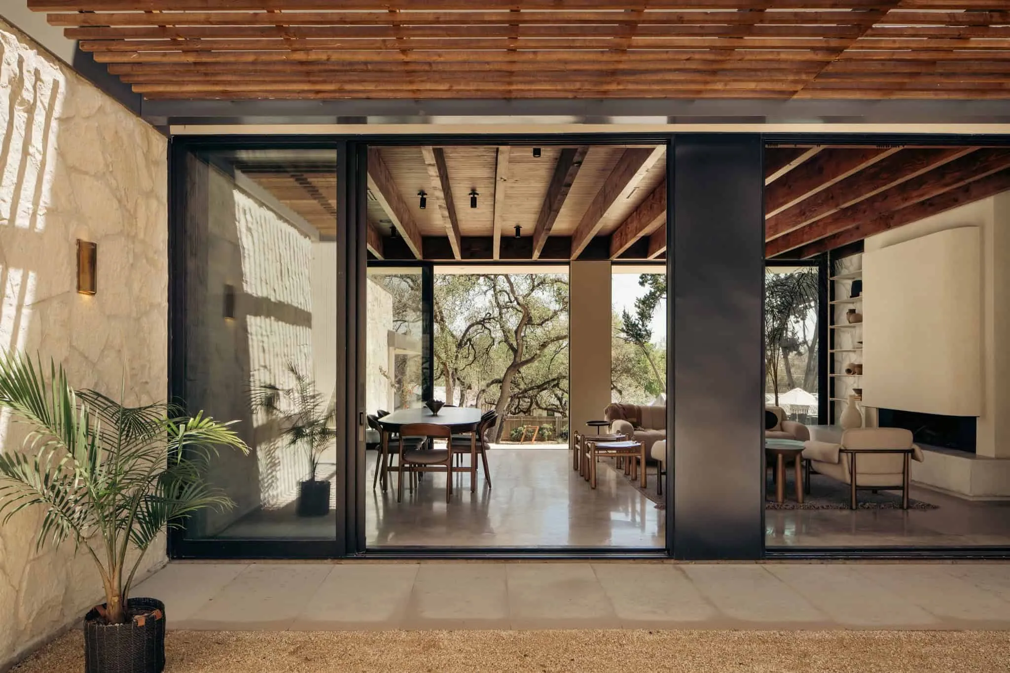 Уличная зона сидения Casa Solis с перголой и вертикальными сланцевыми ступенями.