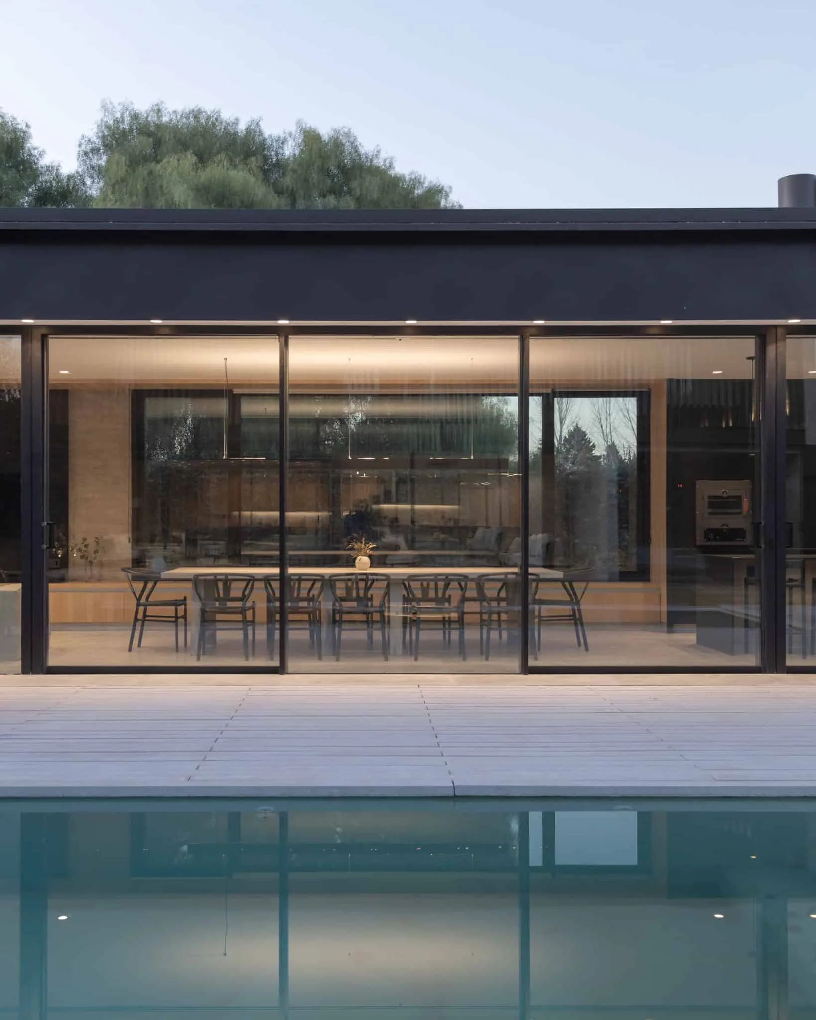 A4estudio设计的Kasa EE：带玻璃立面与泳池的客舍