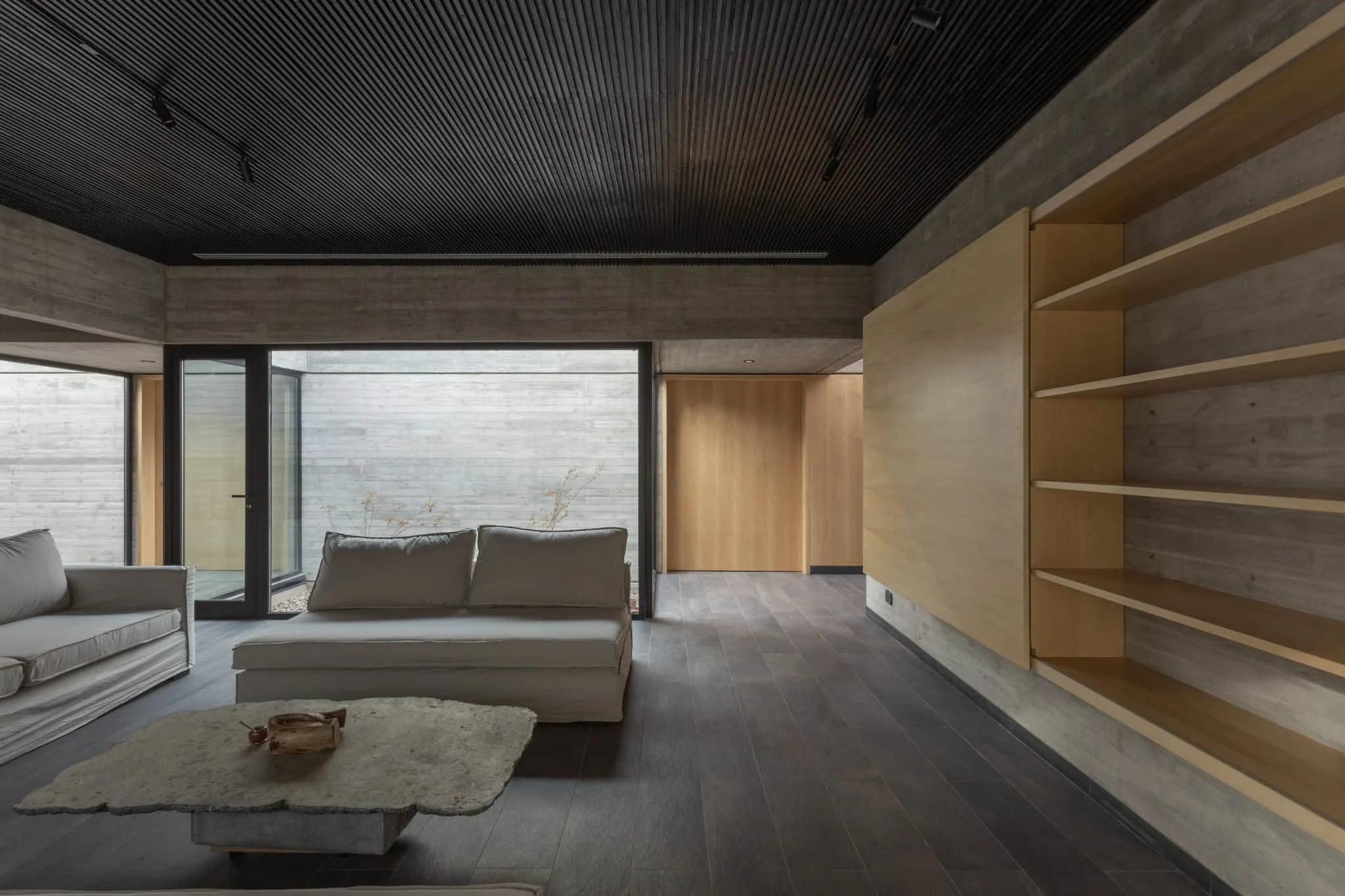 A4estudio设计的Casa Anabela混凝土与温暖木材内部空间。