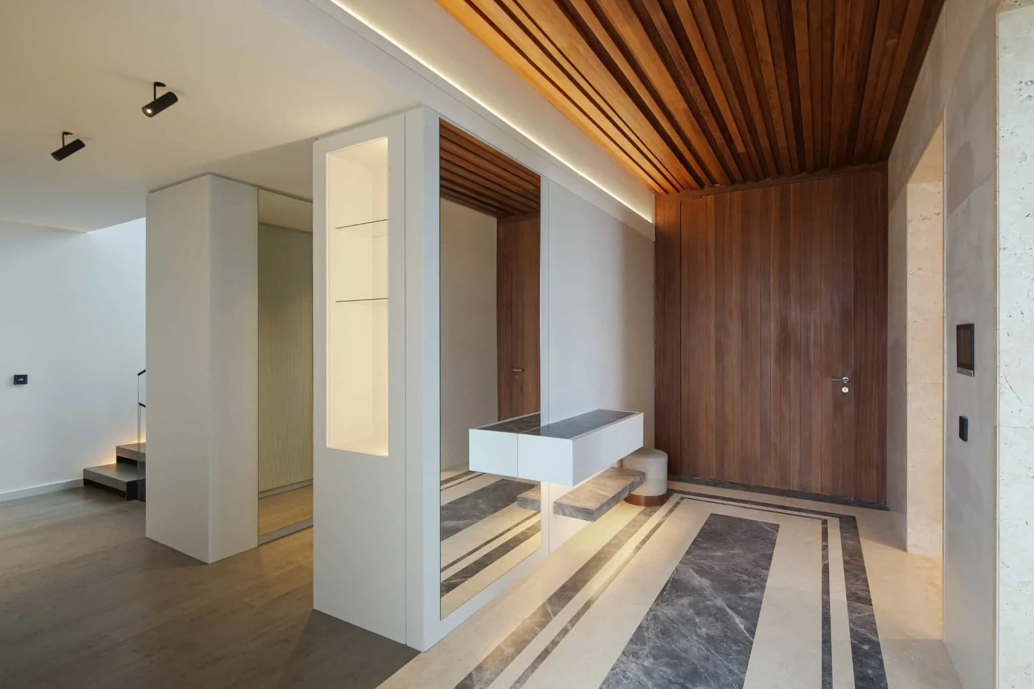 Casa Solis入口大厅，配有木质天花板与大理石装饰