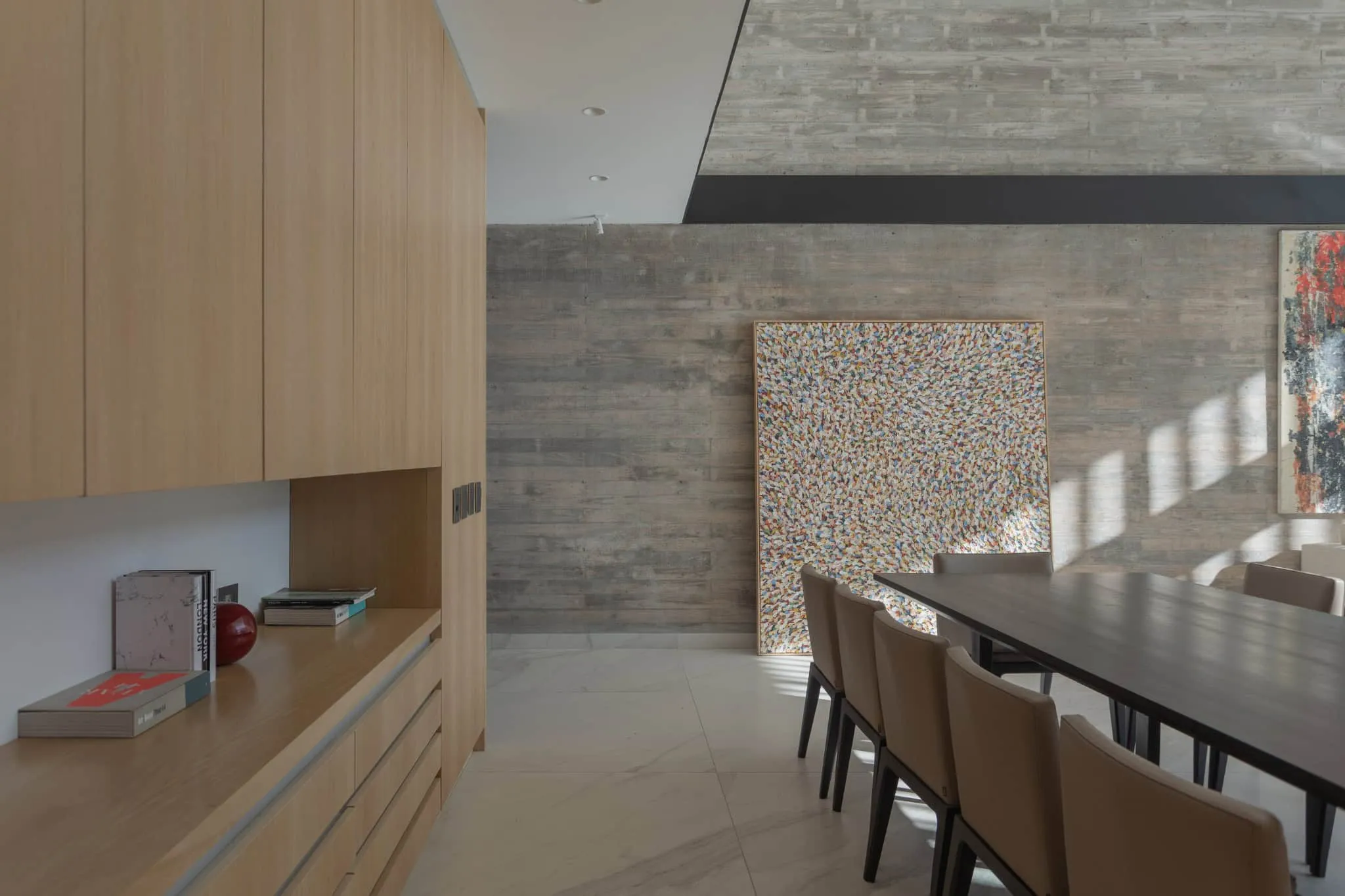 A4estudio设计的Kasa EE：木质面板餐厅与艺术