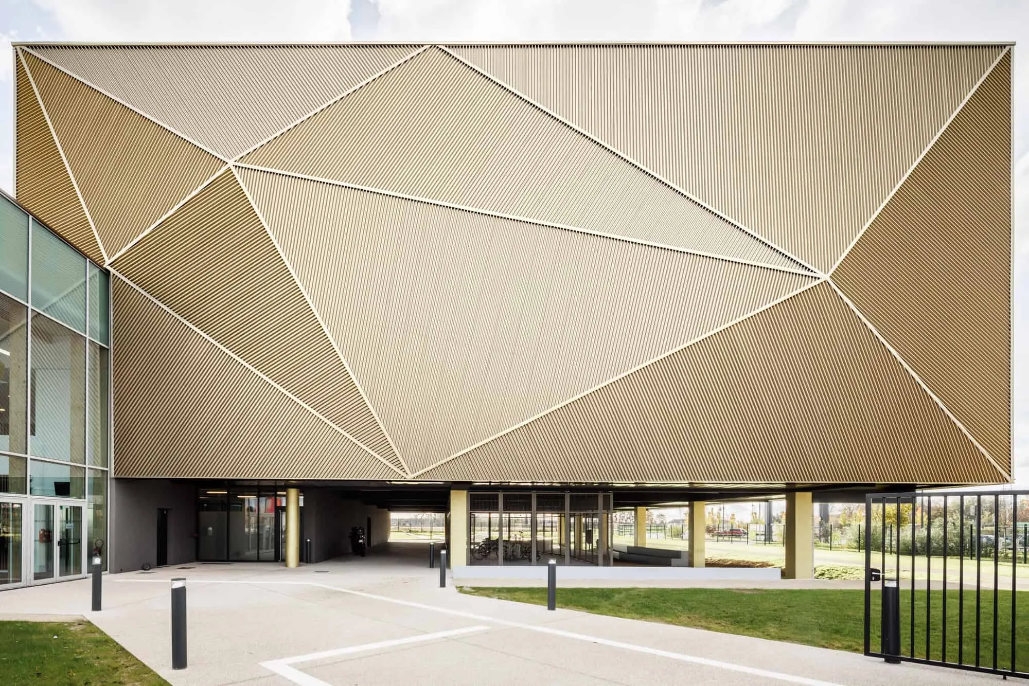 Geometric view of the main facade of the Nicole Karam Sports Complex – Nicole Karam Sports Complex