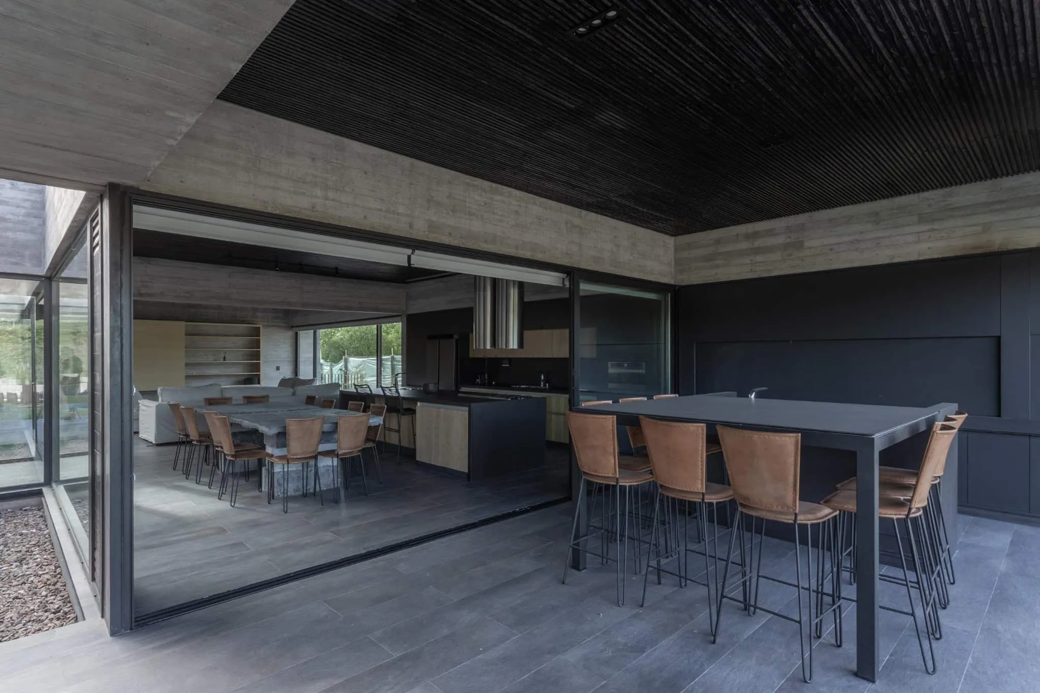 A4estudio设计的Casa Anabela黑色极简户外厨房。