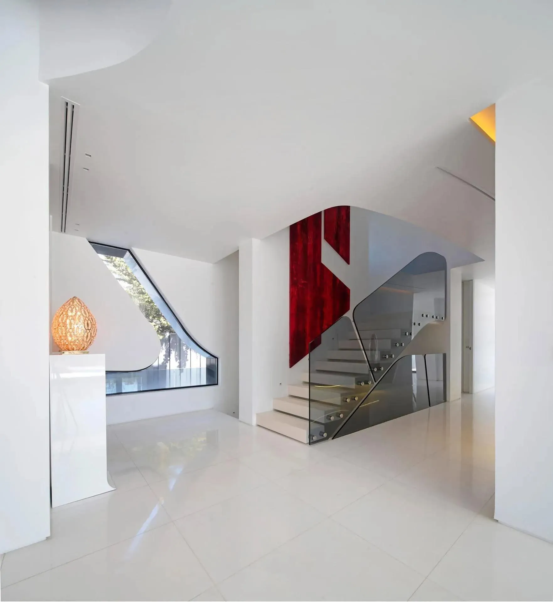 现代白色内饰中流畅雕塑式天花板的细节视图