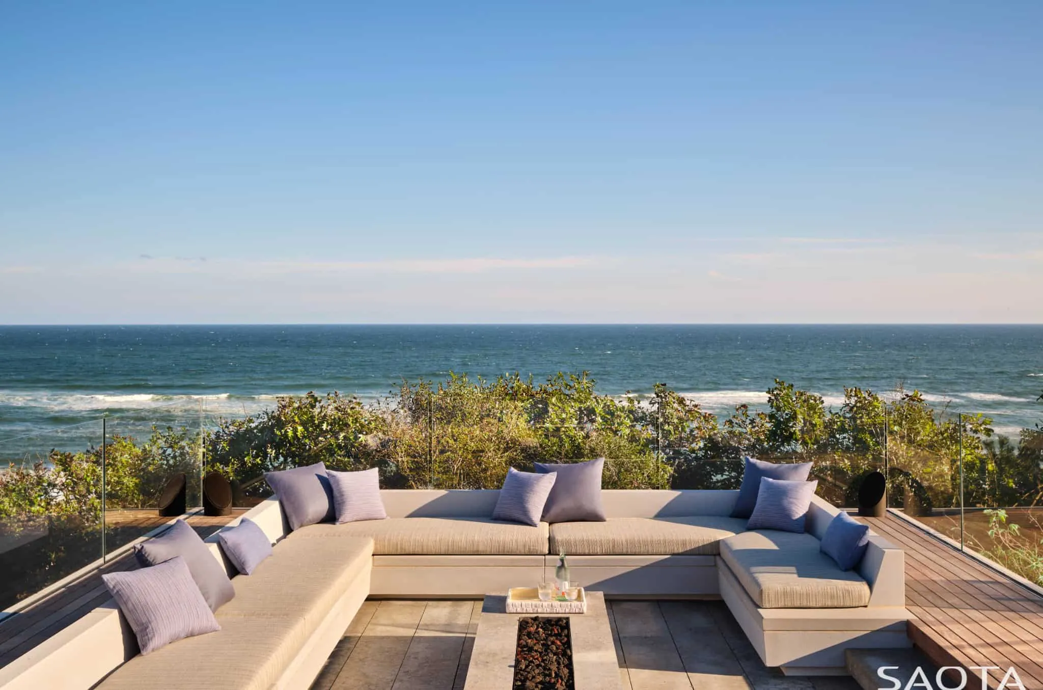 蒙托克住宅屋顶露台的海景视角。