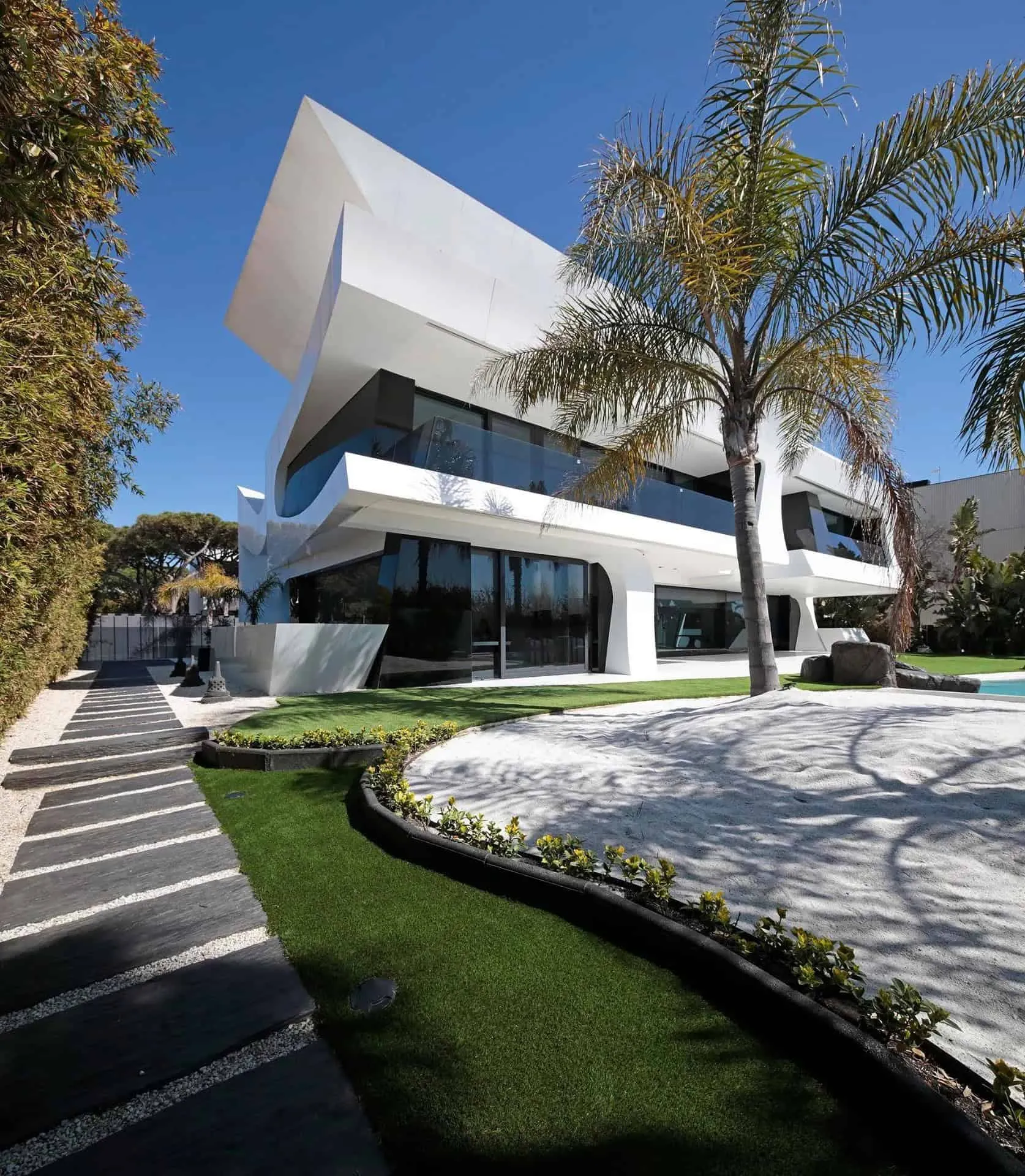 现代豪华别墅，配有大型弯曲泳池和火山石