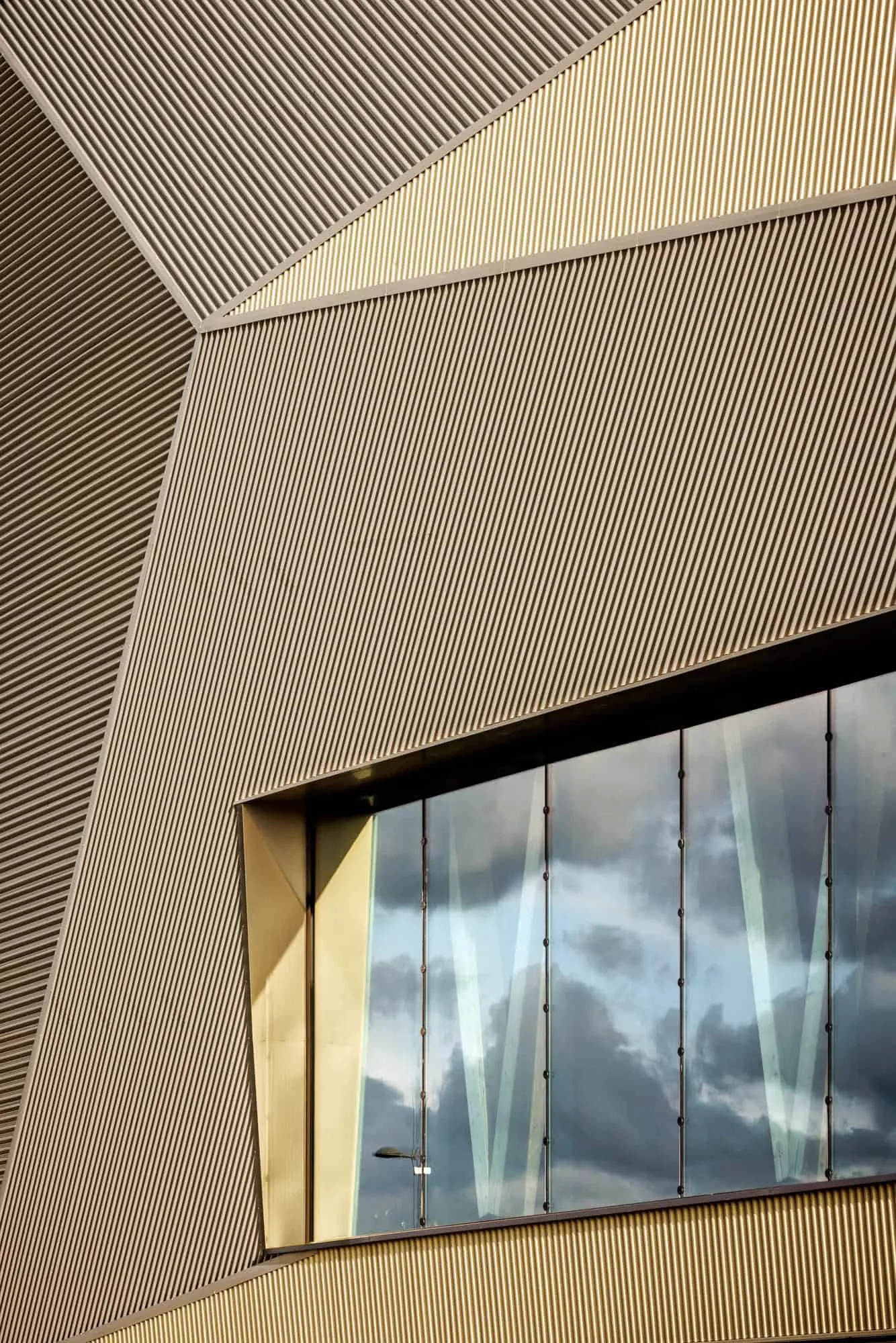 Detail of the golden facade of the Nicole Karam Sports Complex – Nicole Karam Sports Complex