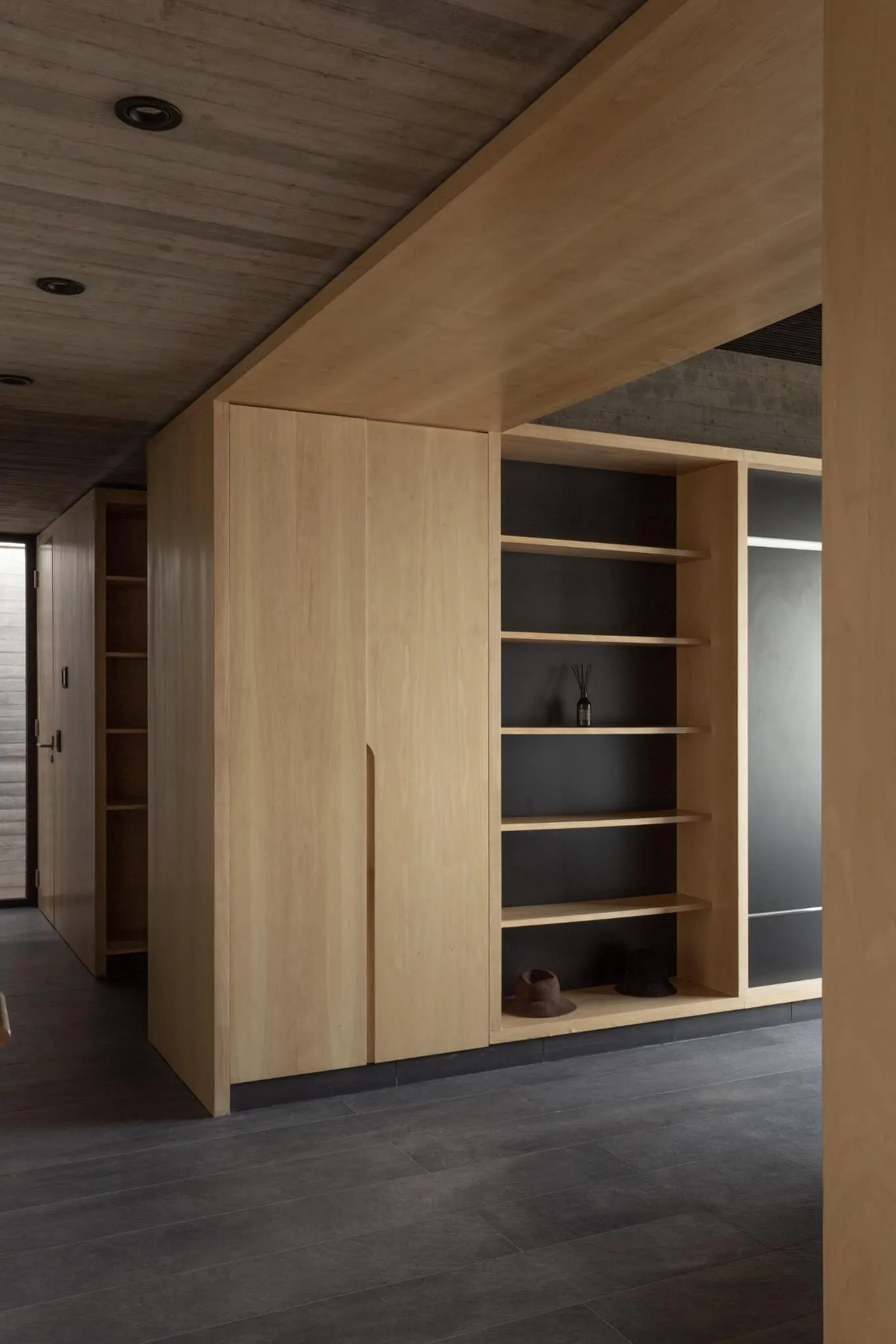 A4estudio设计的Casa Anabela干净木质储物柜走廊。