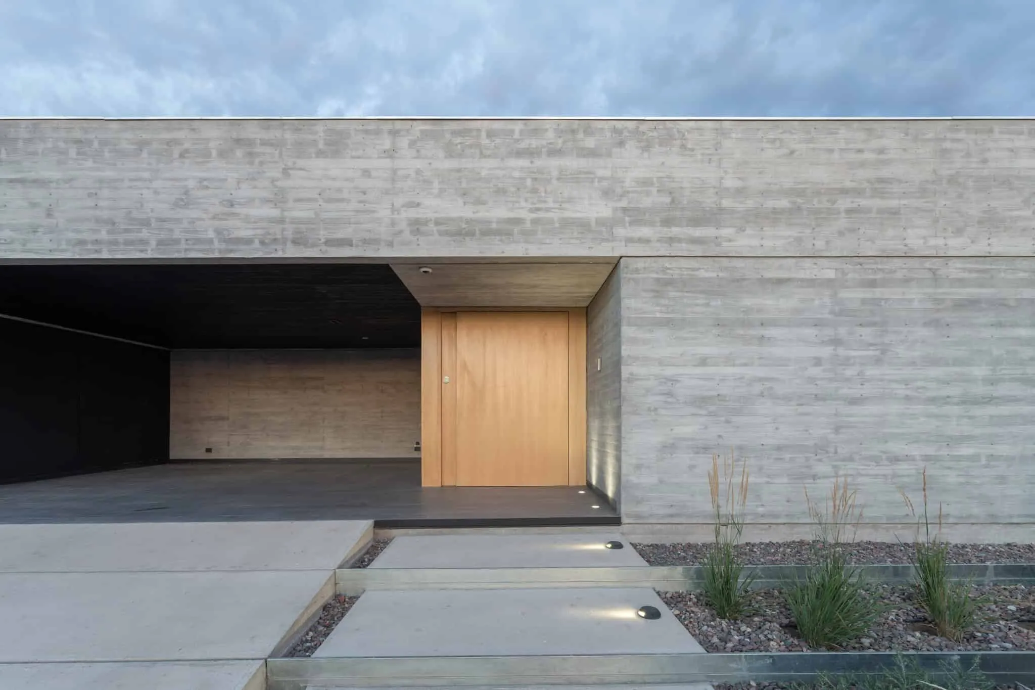 A4estudio设计的Casa Anabela温暖木质门入口。