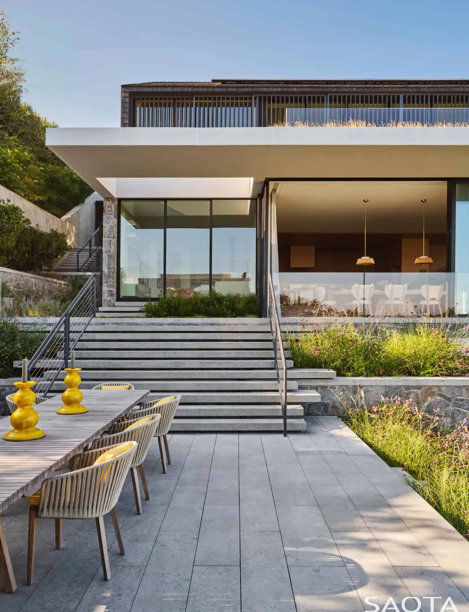 蒙托克住宅的外部用餐区和楼梯设计。