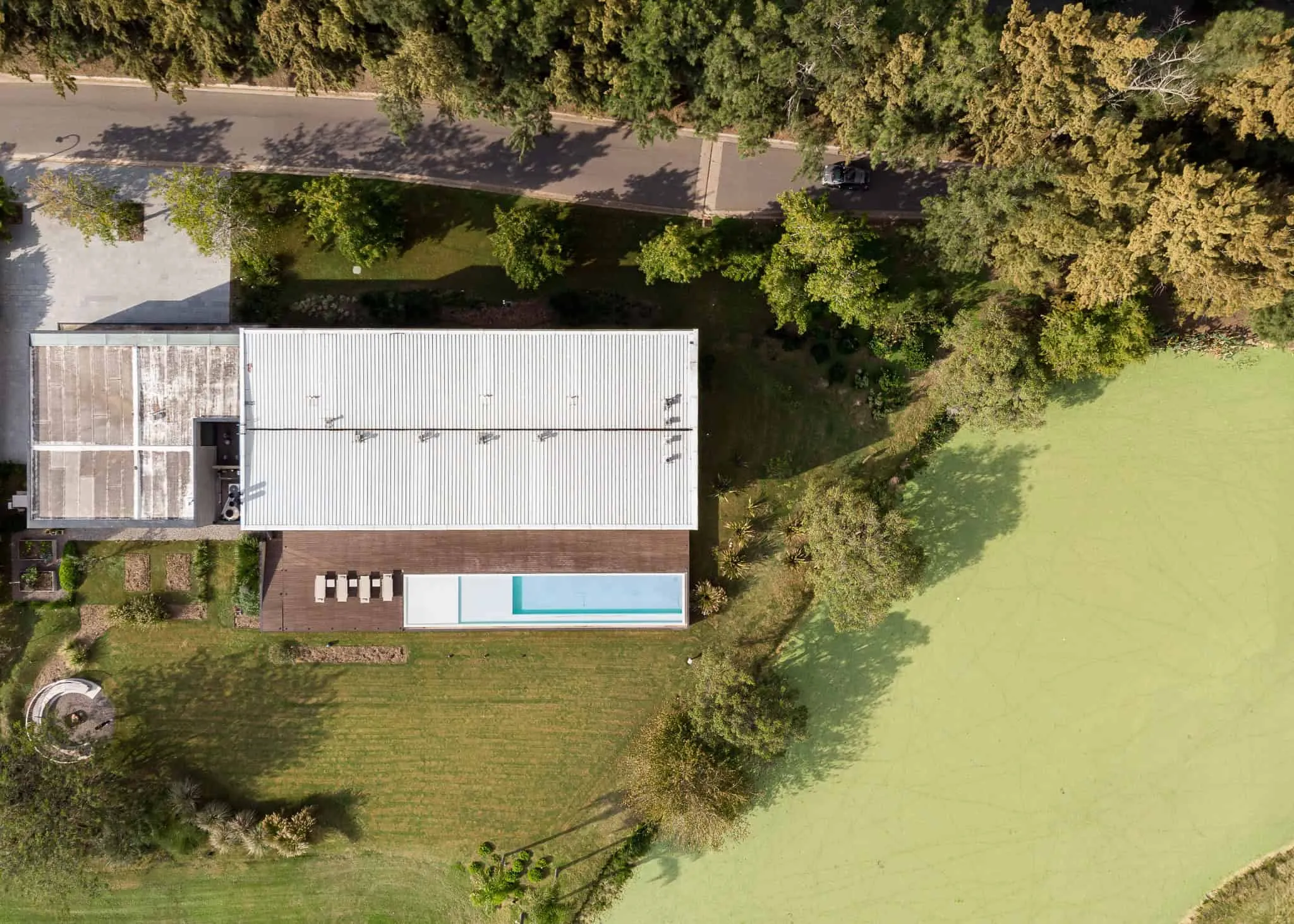 帕切科住宅航拍图，被绿色景观和池塘环绕