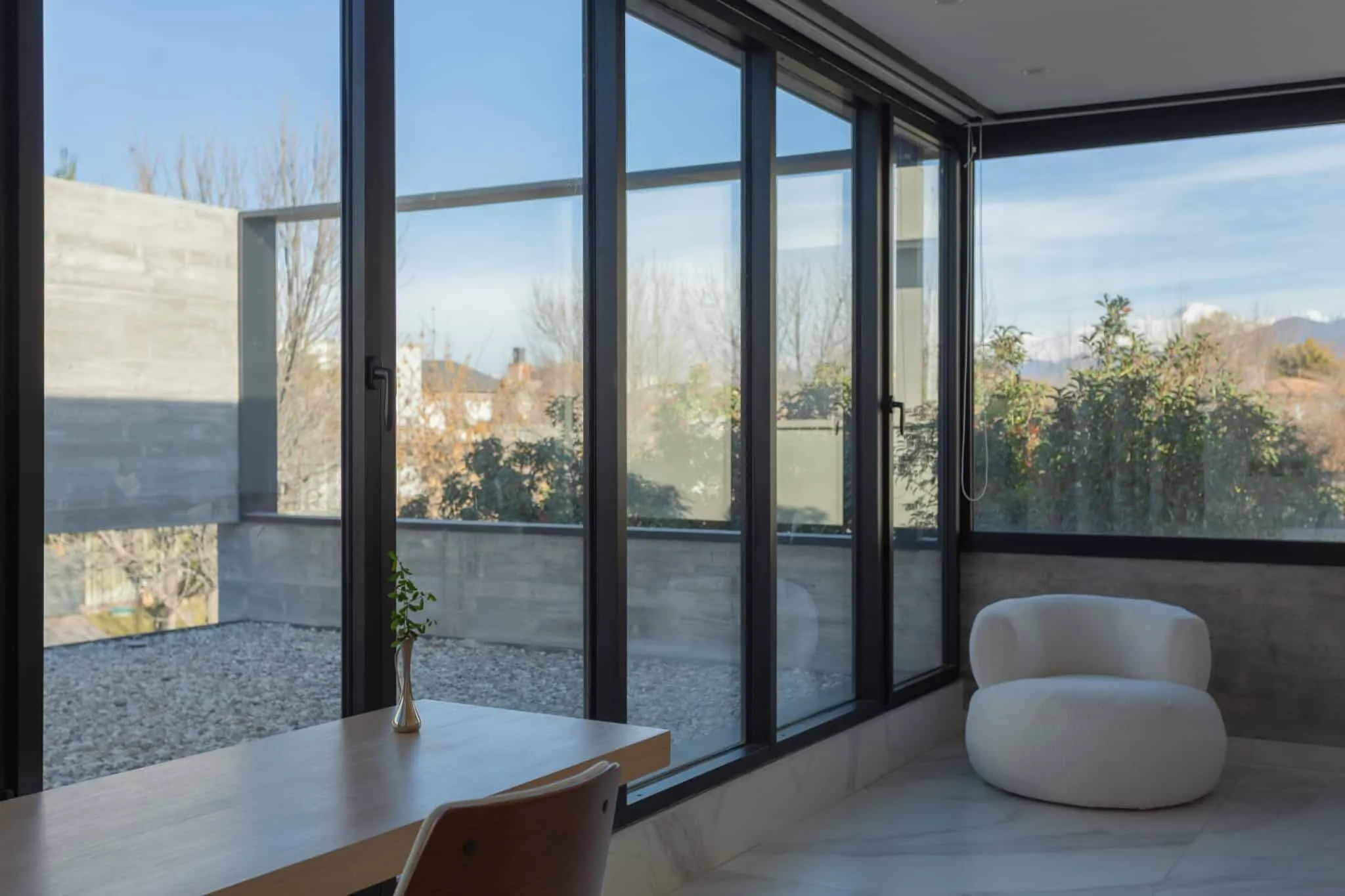 A4estudio设计的Kasa EE：工作室区域与山景窗户