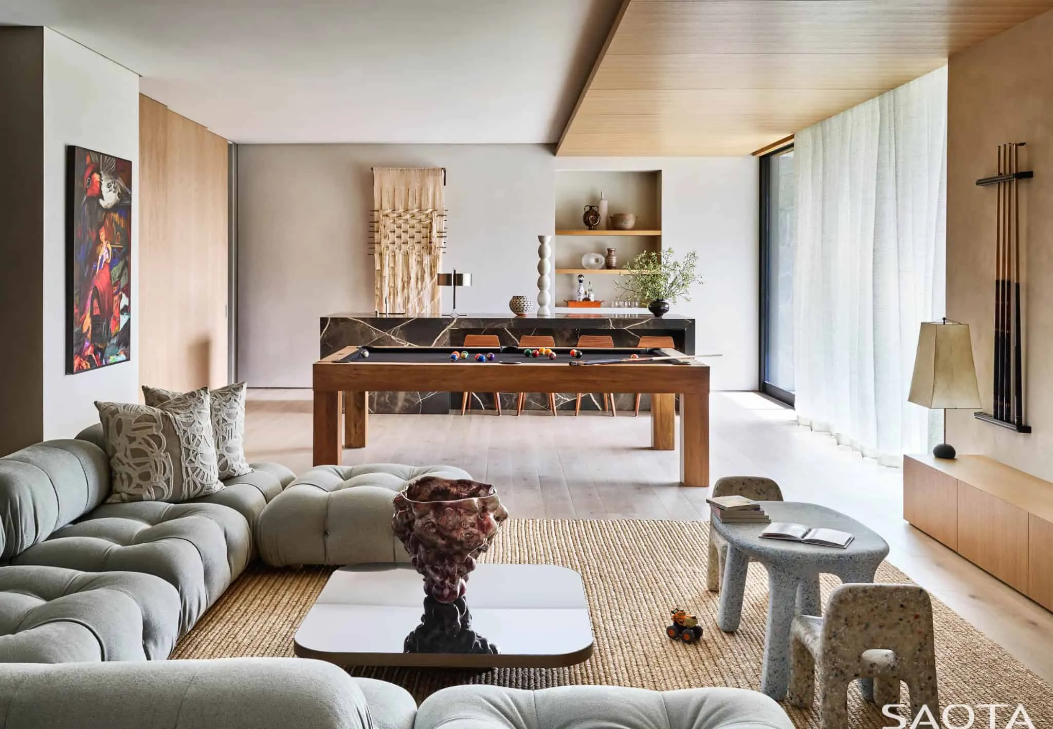 蒙托克住宅的家庭游戏休闲区，配有台球桌和酒吧。