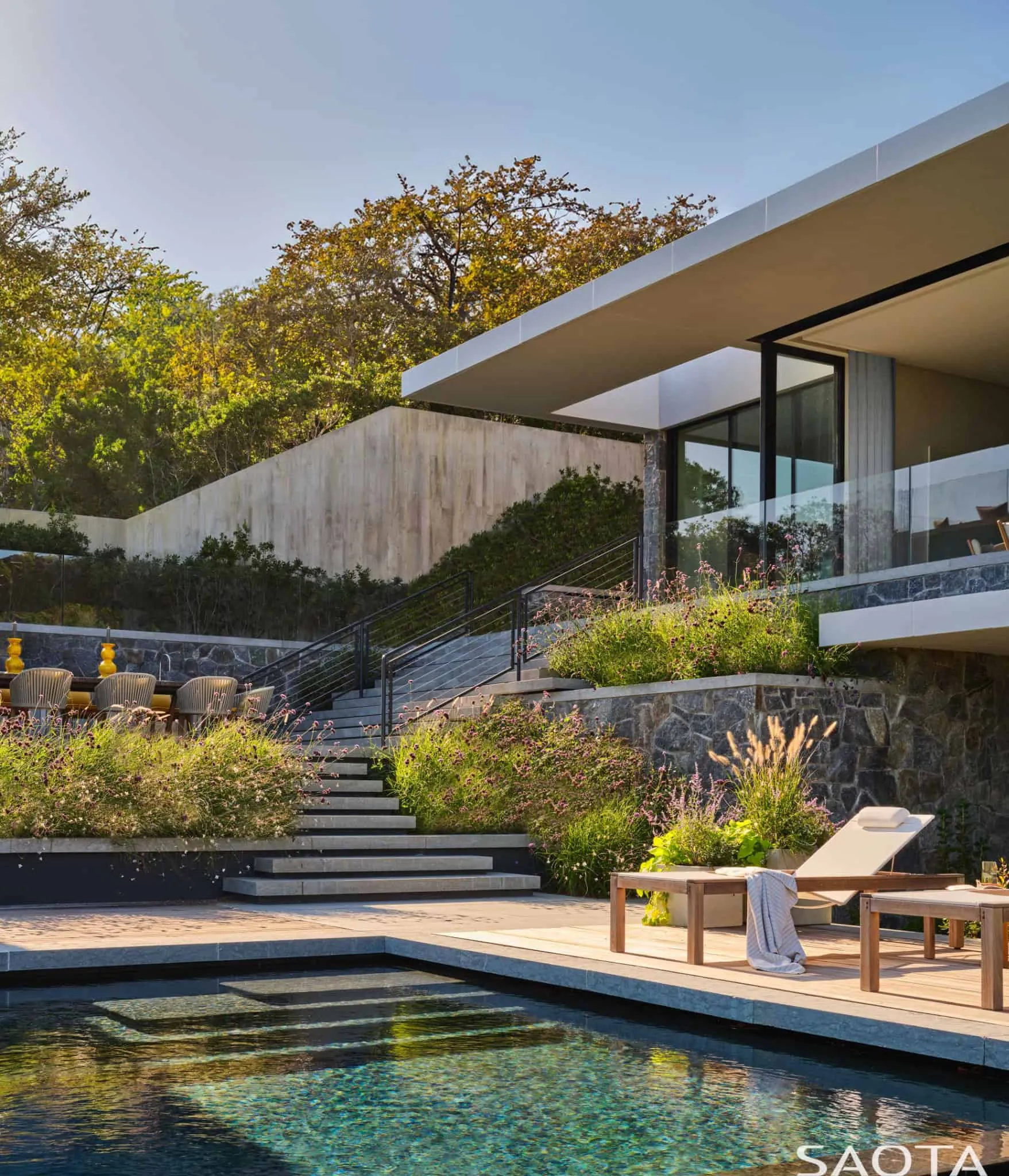 蒙托克住宅的花园露台和泳池休闲区。