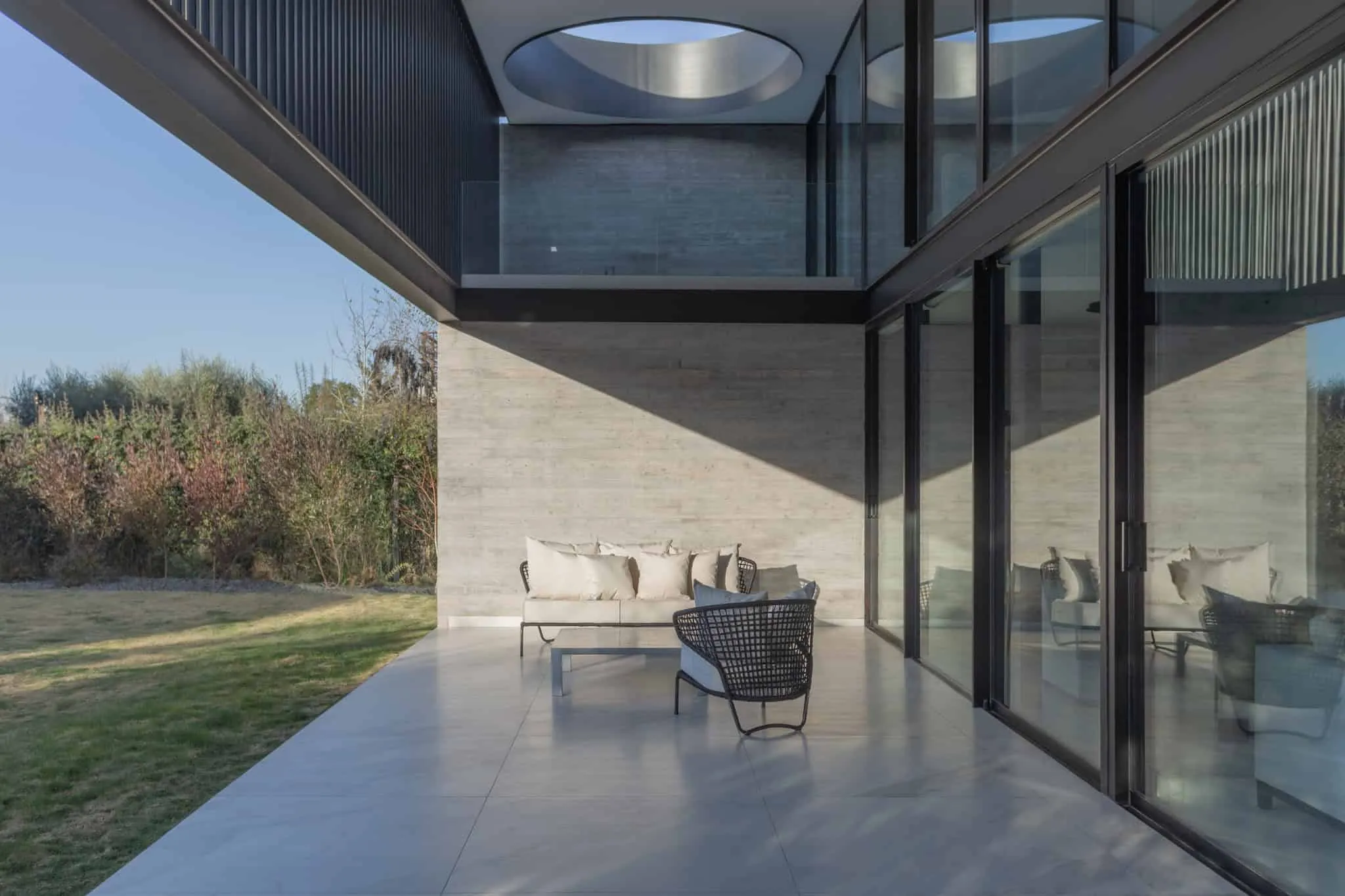 A4estudio设计的Kasa EE：封闭露台与圆形开口