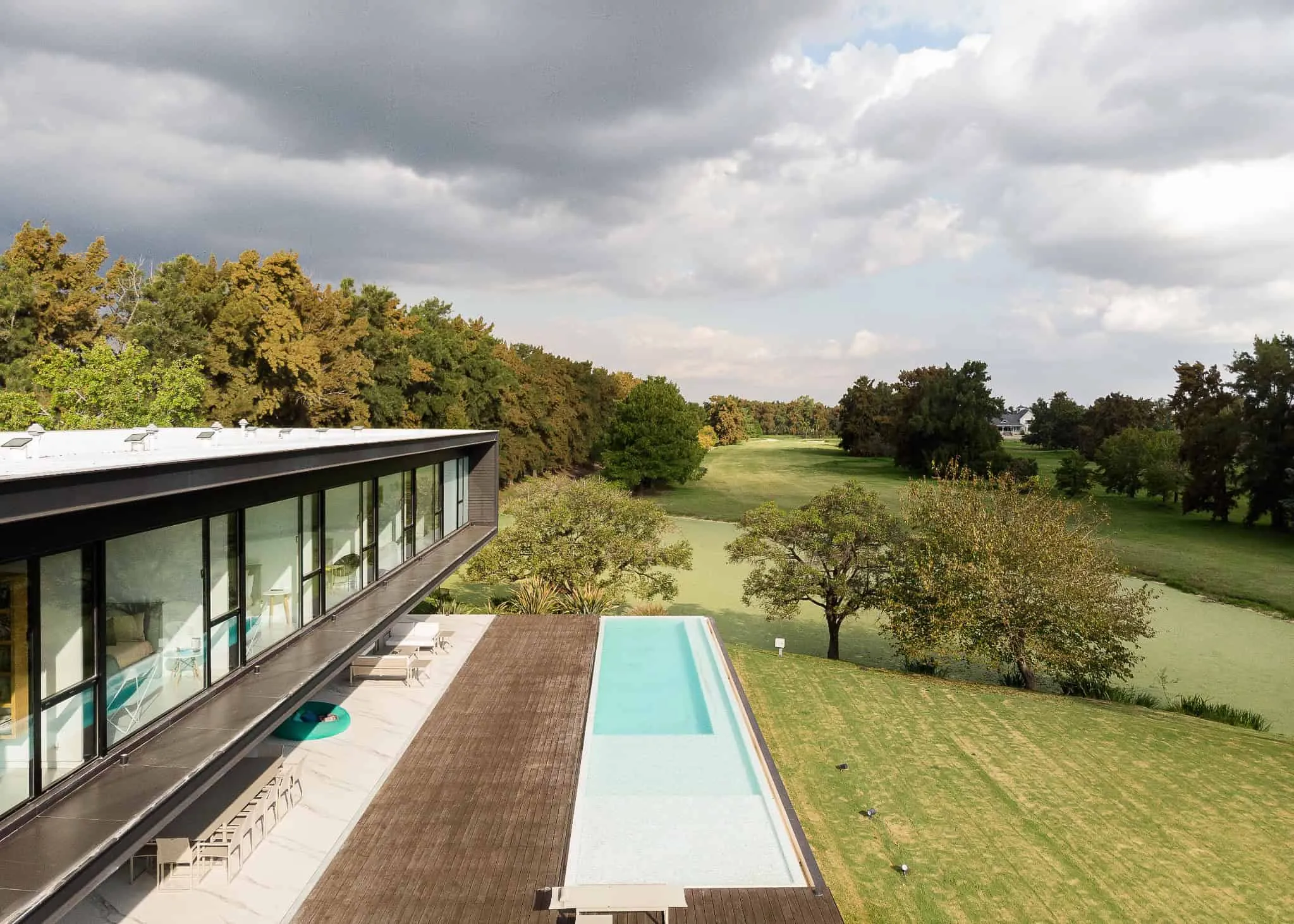 优雅线性结构的帕切科住宅，俯瞰高尔夫球场