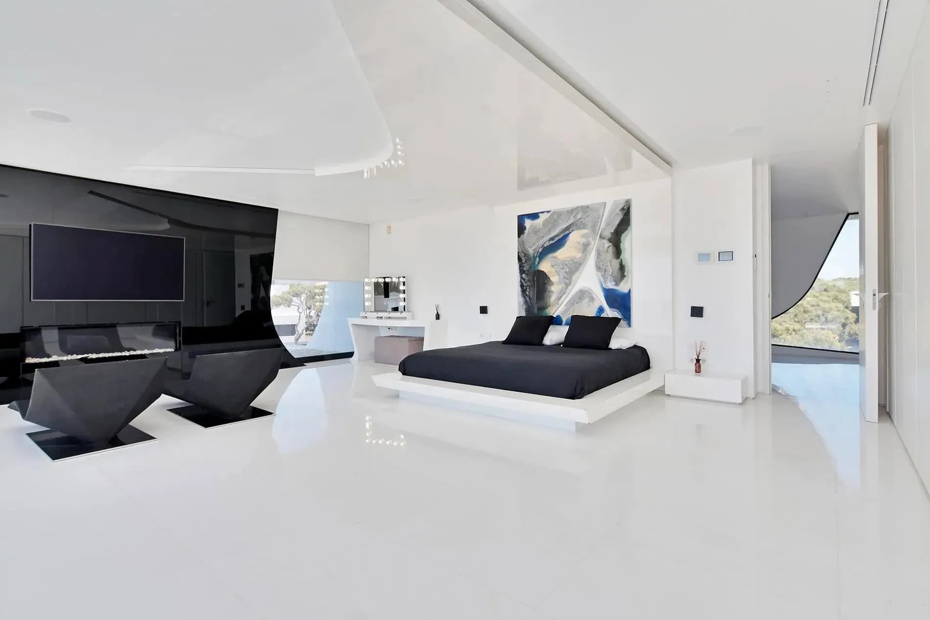 黑色扶手，面向半玻璃窗和海景