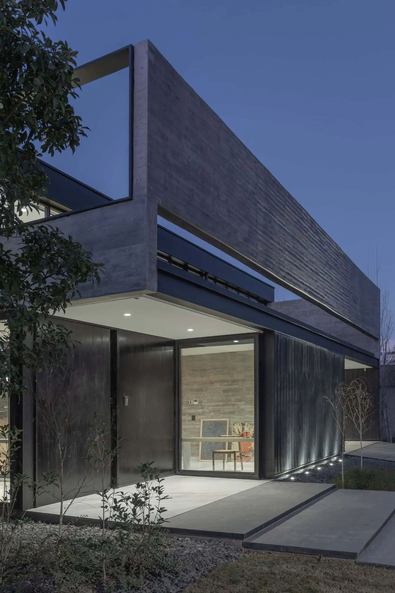 A4estudio设计的Kasa EE：傍晚立面入口区域