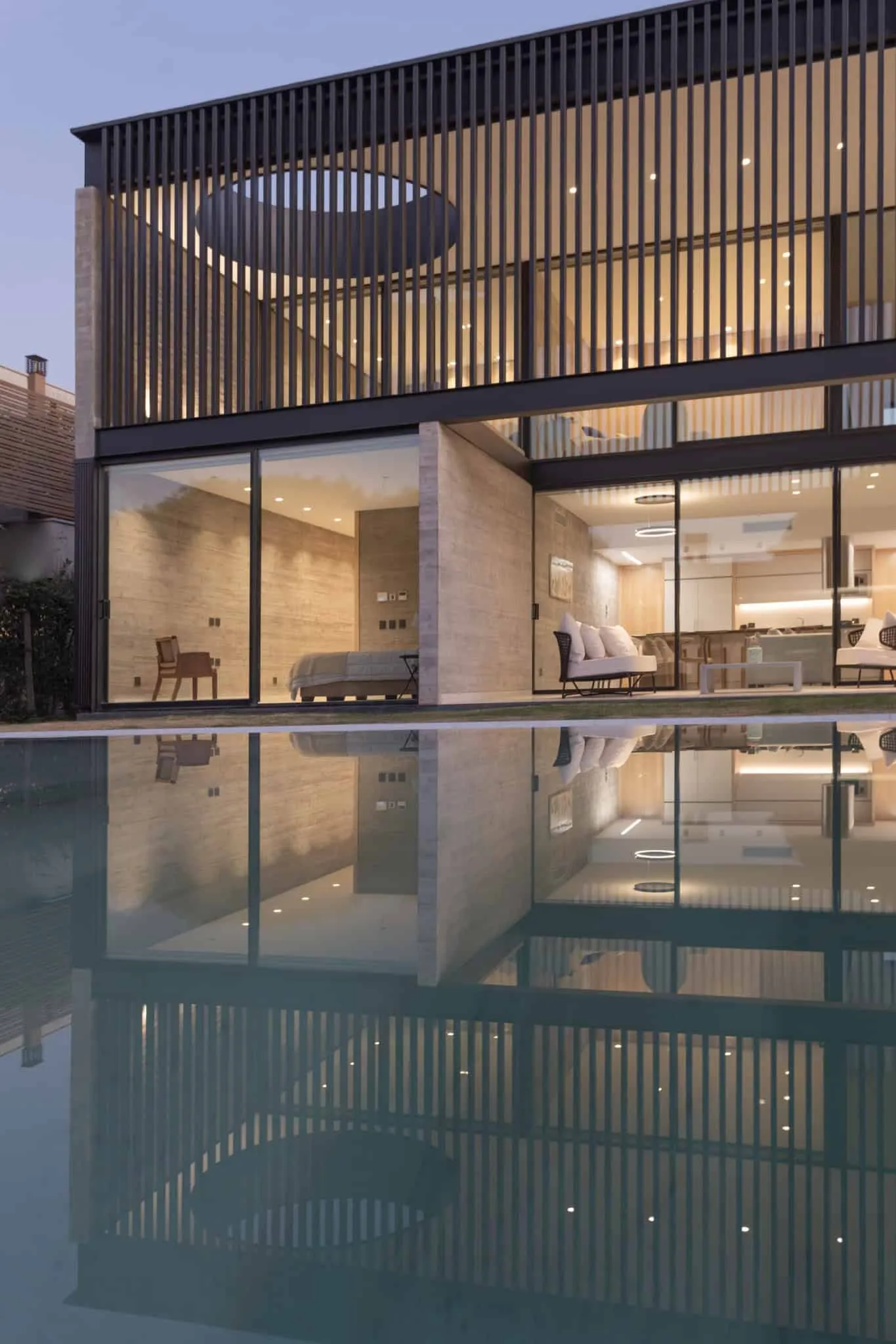 A4estudio设计的Kasa EE：黄昏现代立面反射