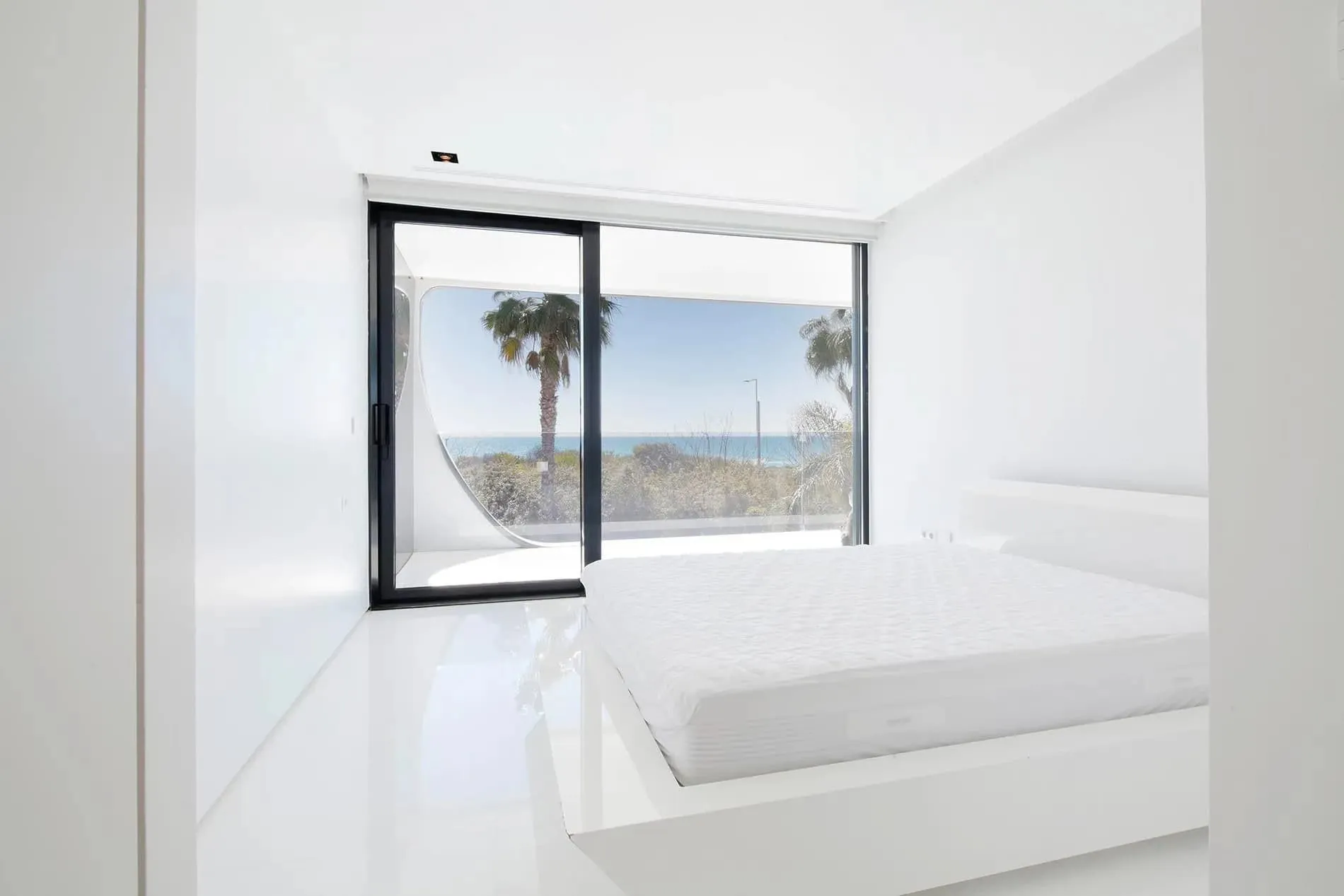 带照明镜和白色洗手盆的优雅现代浴室，温馨舒适