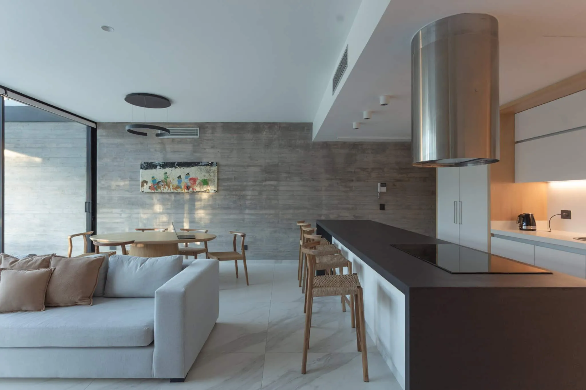 A4estudio设计的Kasa EE：厨房餐桌与休闲区对比