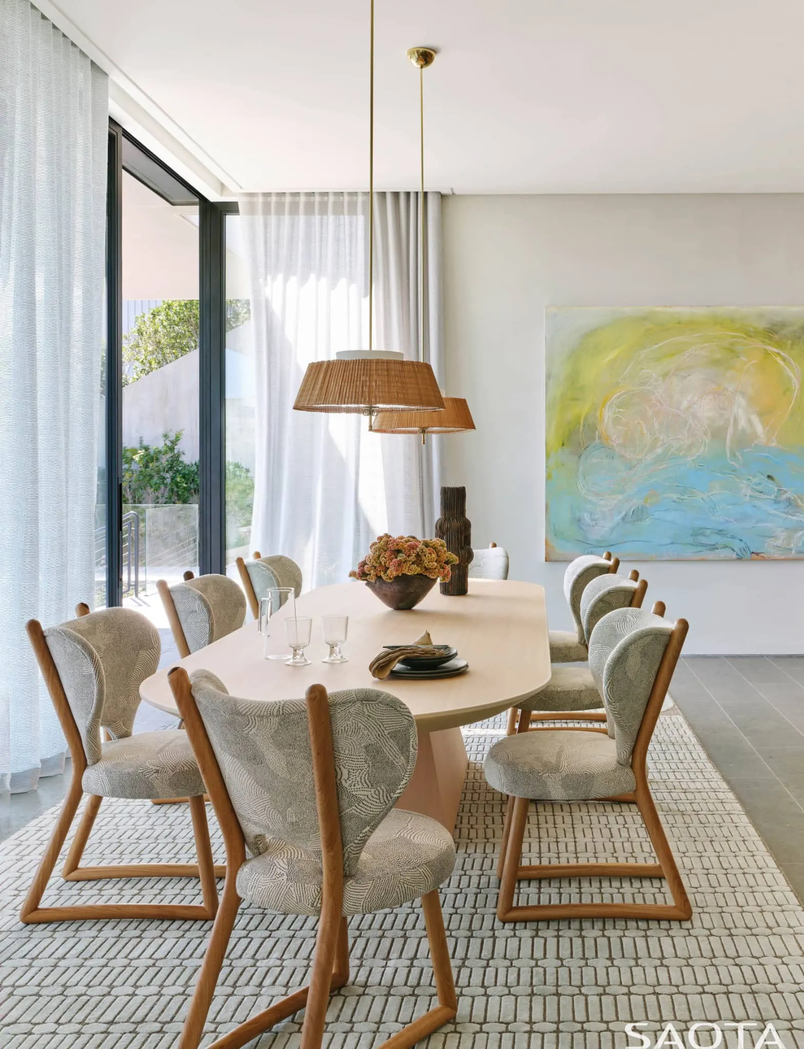 蒙托克住宅的自然光餐厅，配有艺术装饰。