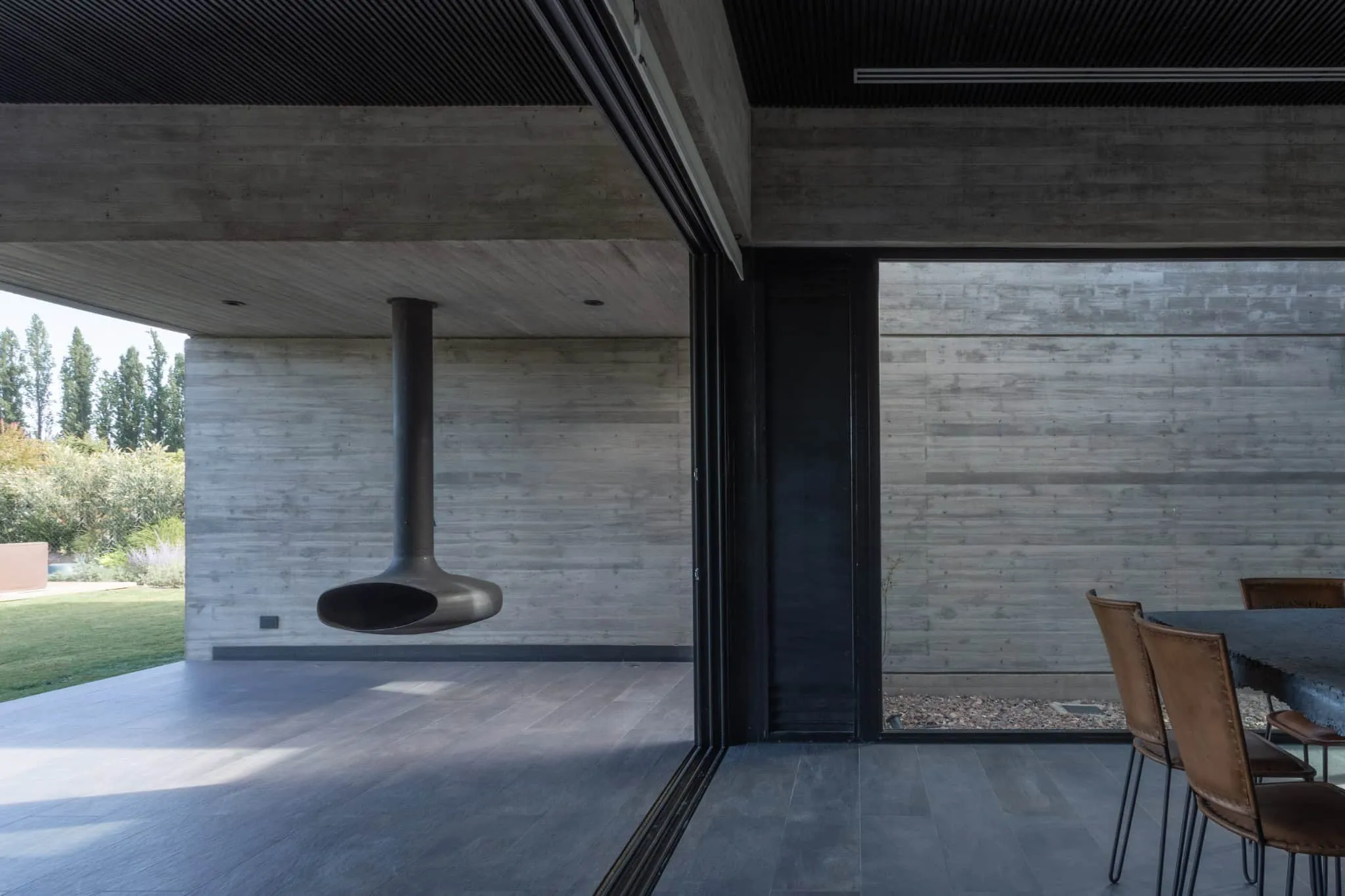 A4estudio设计的Casa Anabela户外壁炉与角落座椅。