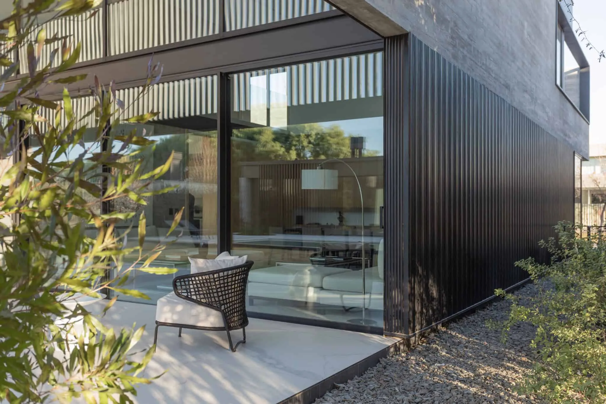 A4estudio设计的Kasa EE：外角与玻璃墙的椅子