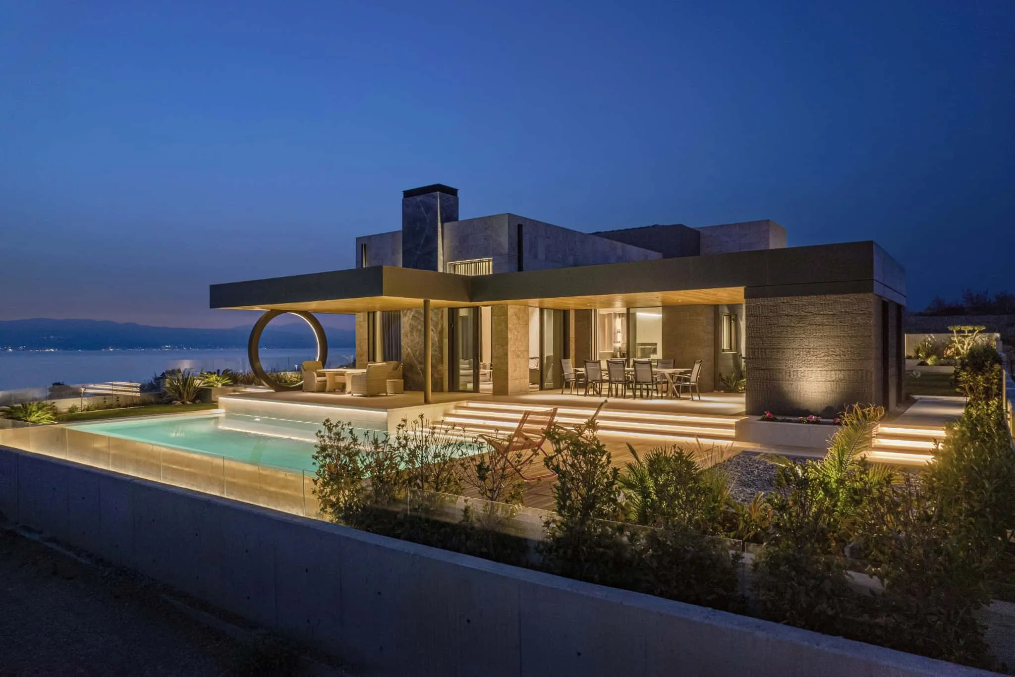 Casa Solis泳池日落时分，暖光与圆形遮阳棚营造氛围