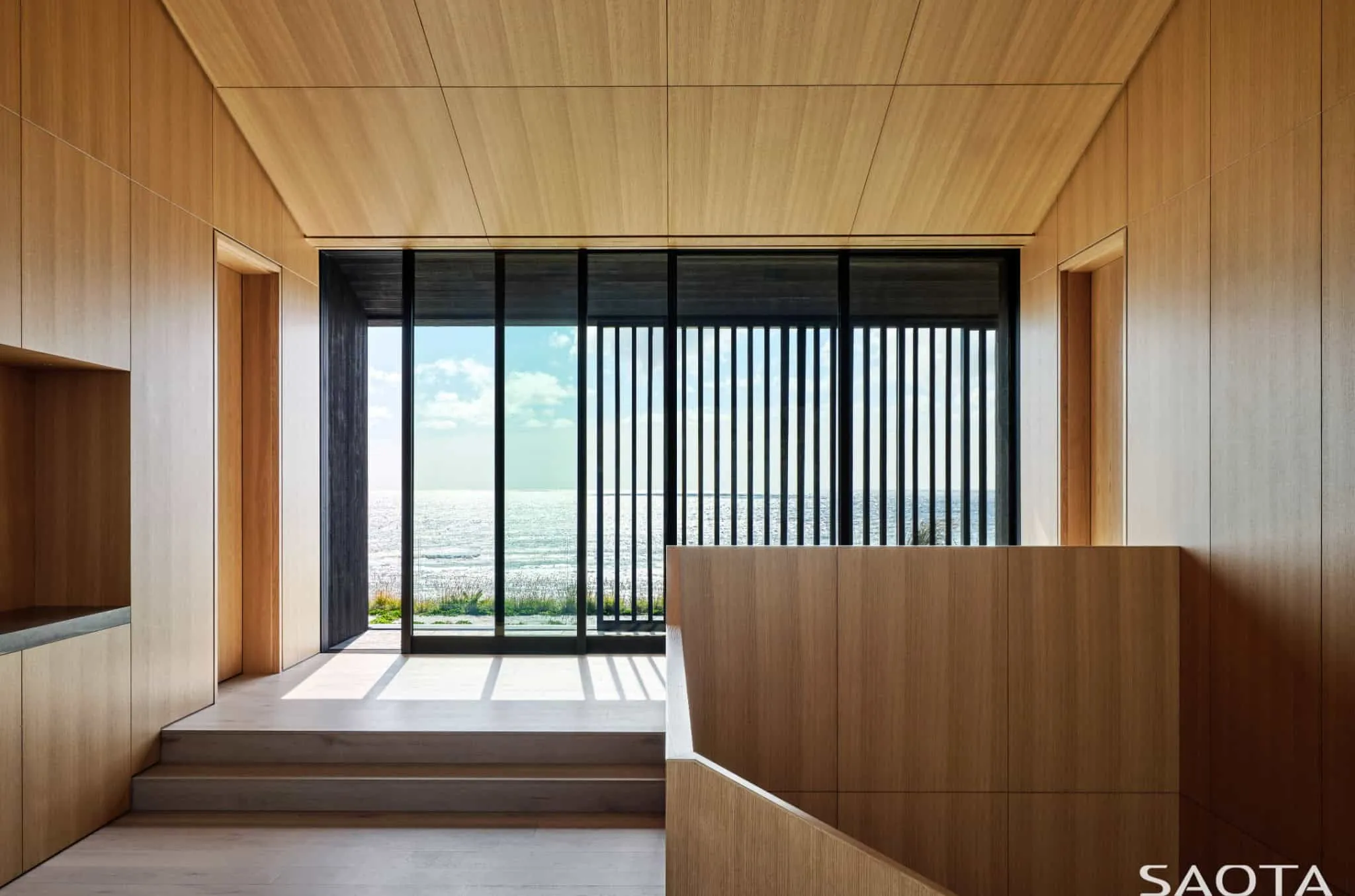 蒙托克住宅的门厅，配有海景和整面玻璃墙。