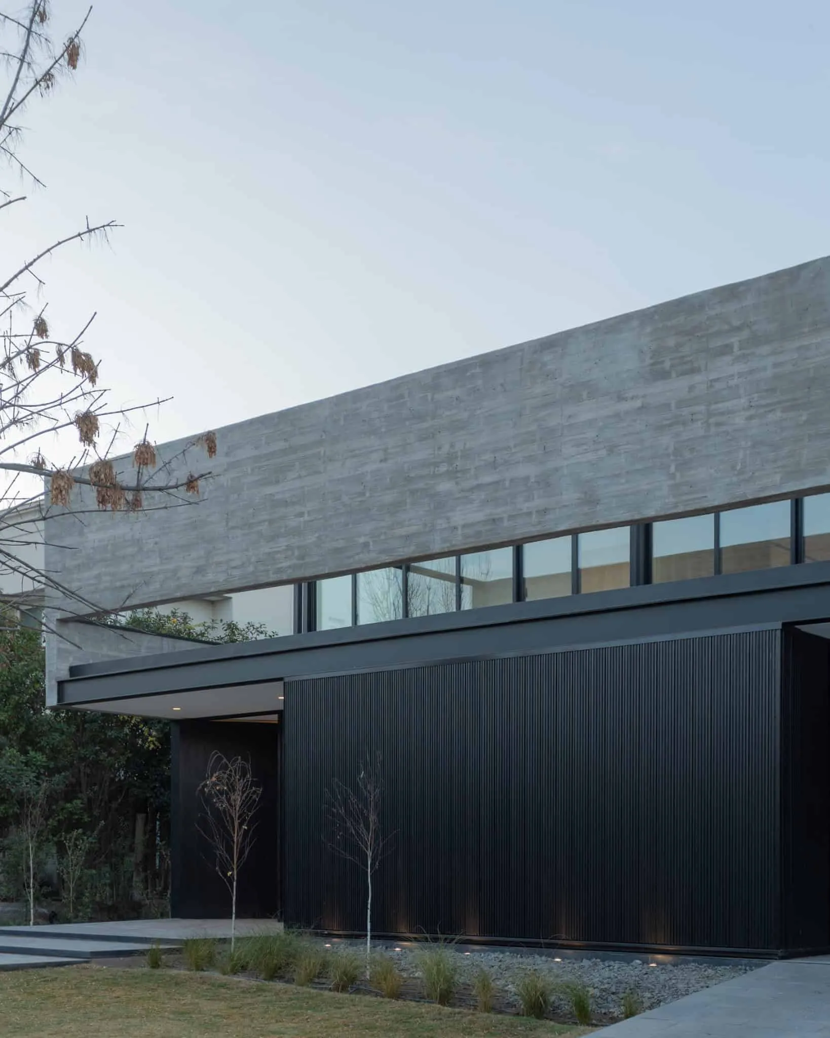 A4estudio设计的Kasa EE：前立面线性设计与照明