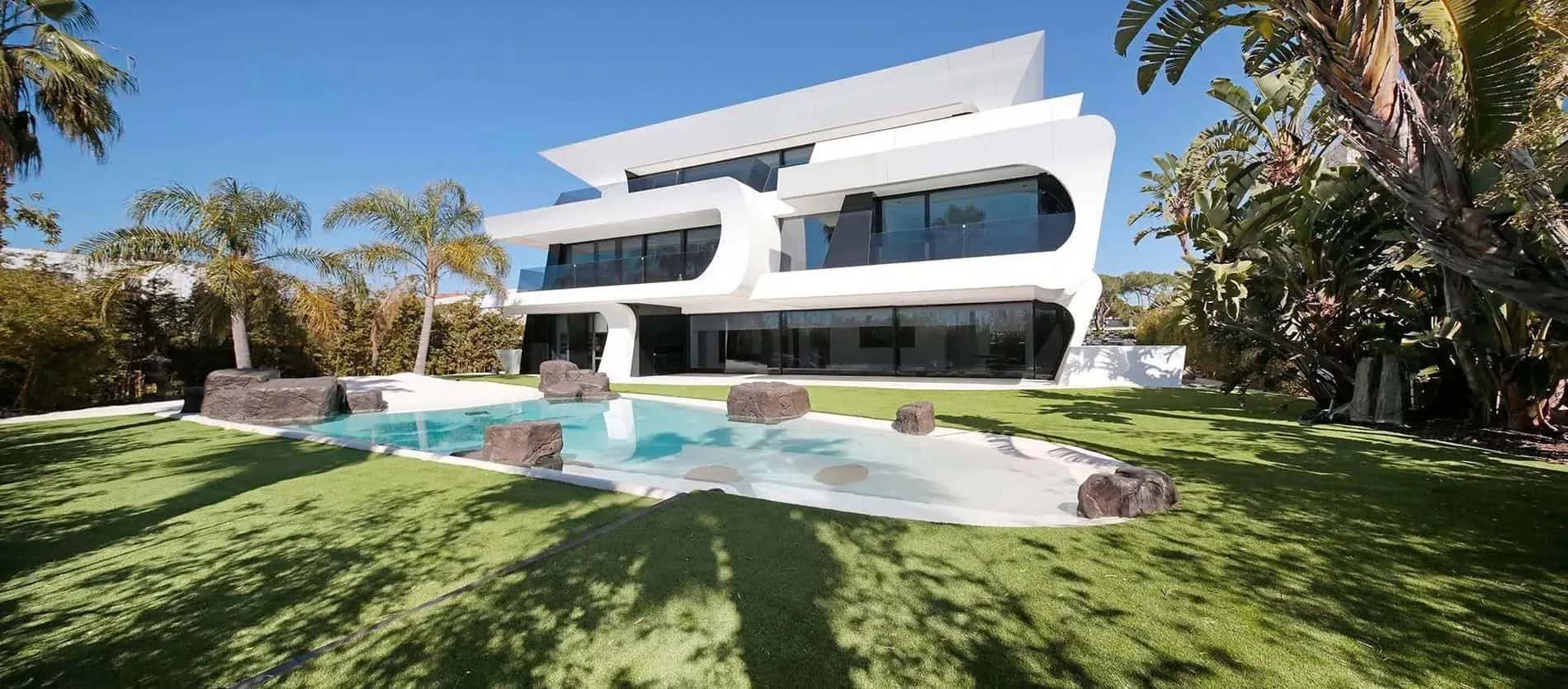 瓜马尔海滩别墅，带有棕榈树和精心打理的花园