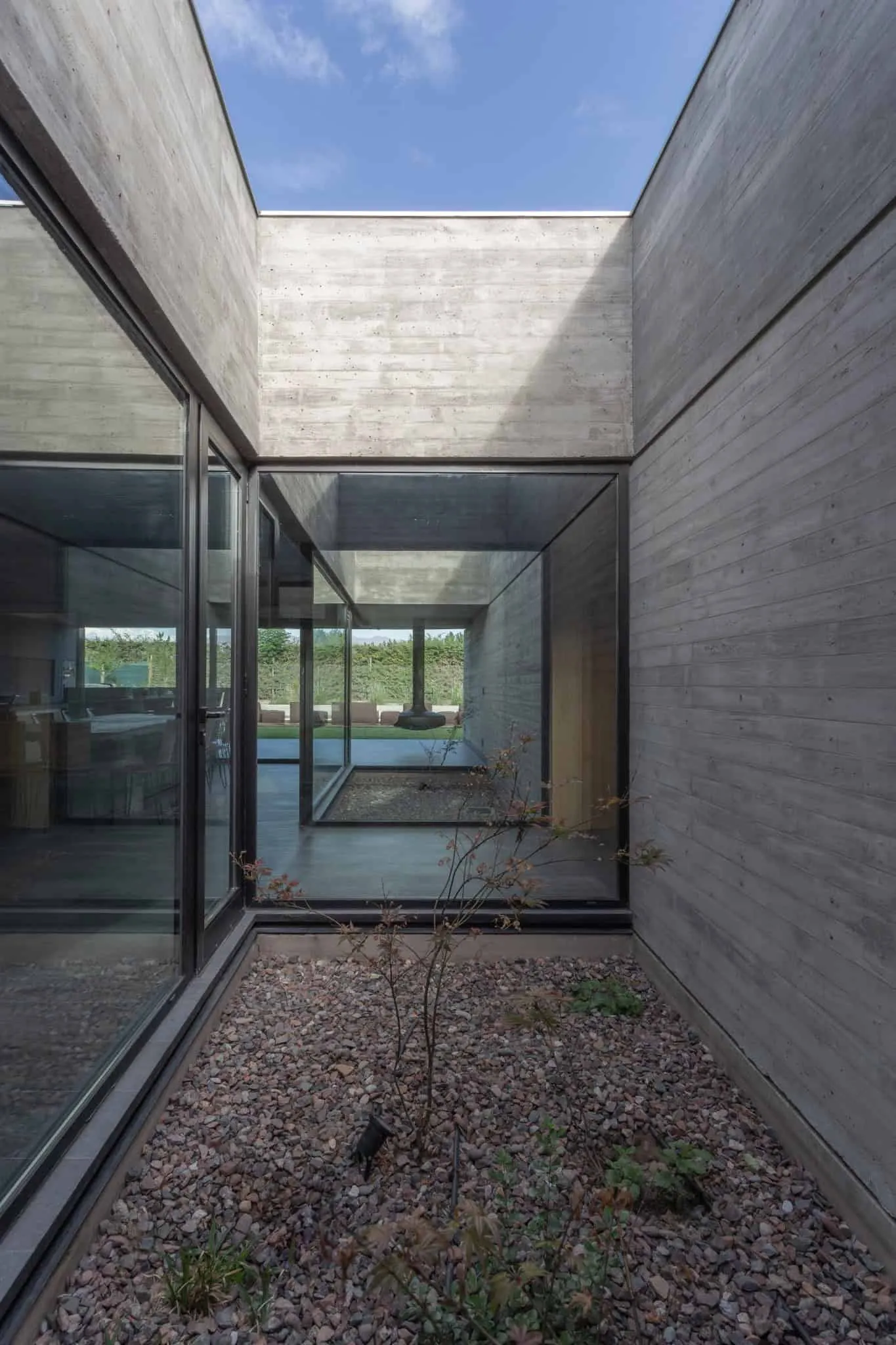 A4estudio设计的Casa Anabela玻璃庭院通向天空。