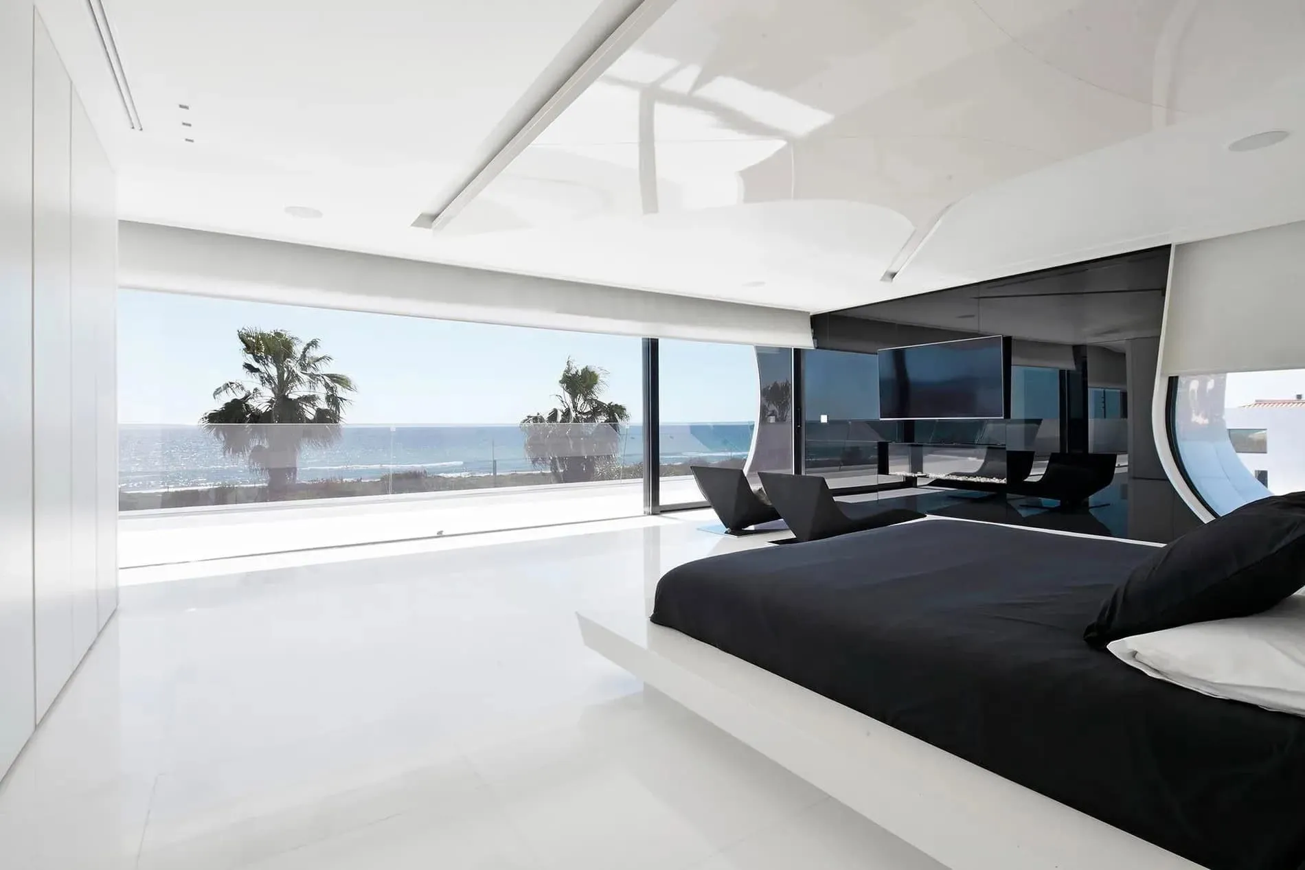 高对比度黑白浴室，配有玻璃隔断和优雅配件