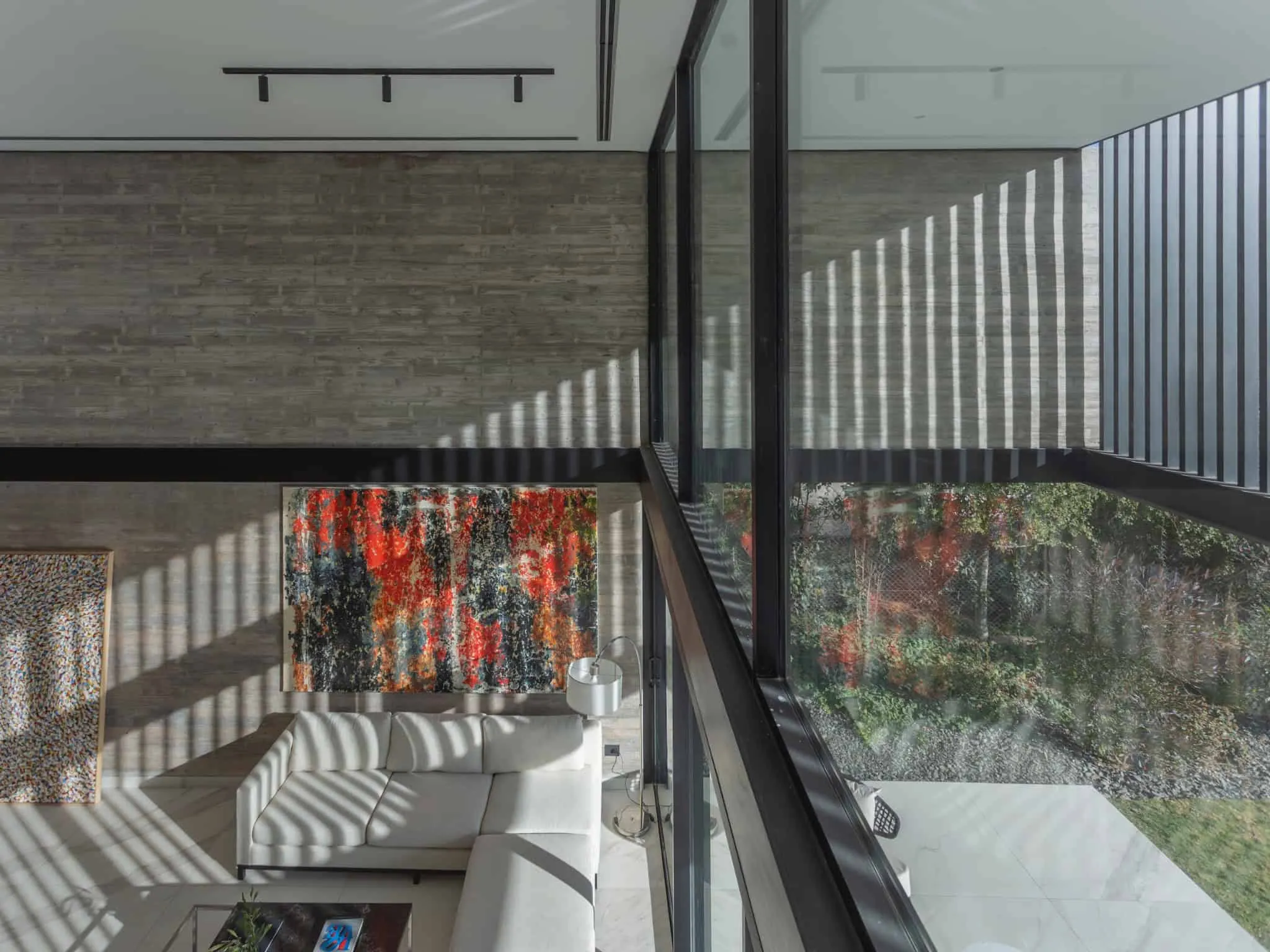 A4estudio设计的Kasa EE：双层高空间中的艺术与阴影