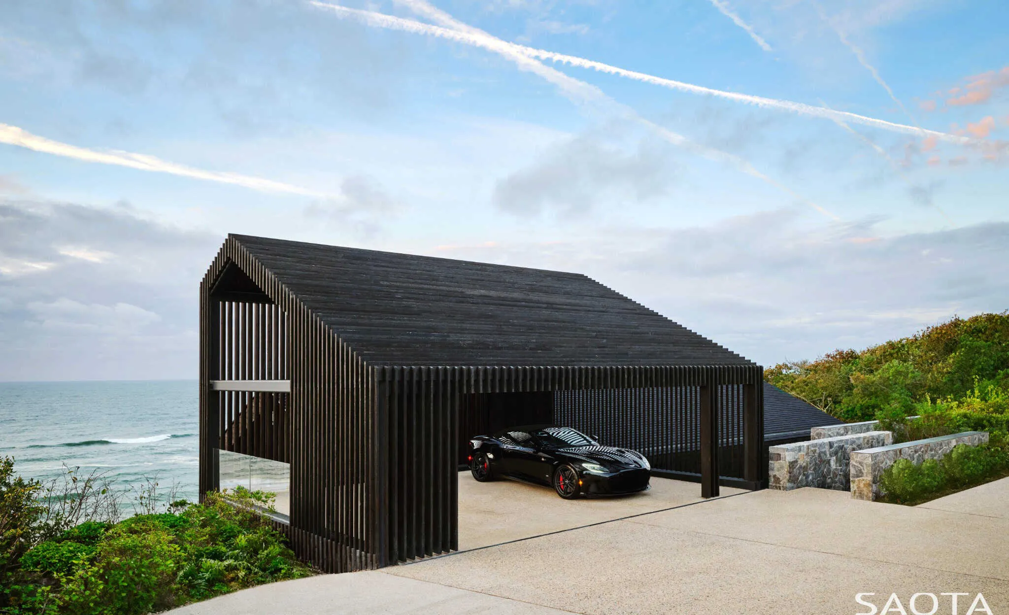 采用黑色木材和海洋道路的蒙托克海滩住宅。