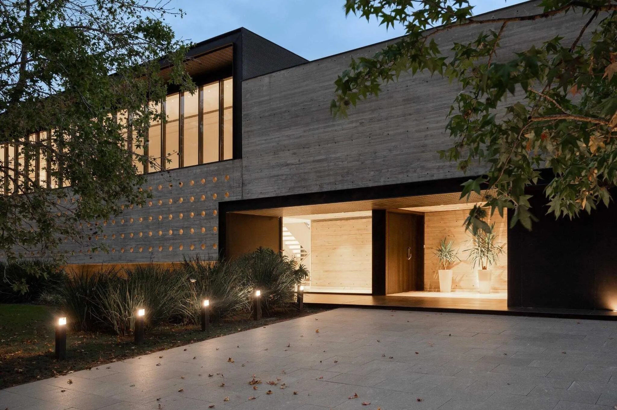 傍晚光线强调帕切科住宅的入口和出口