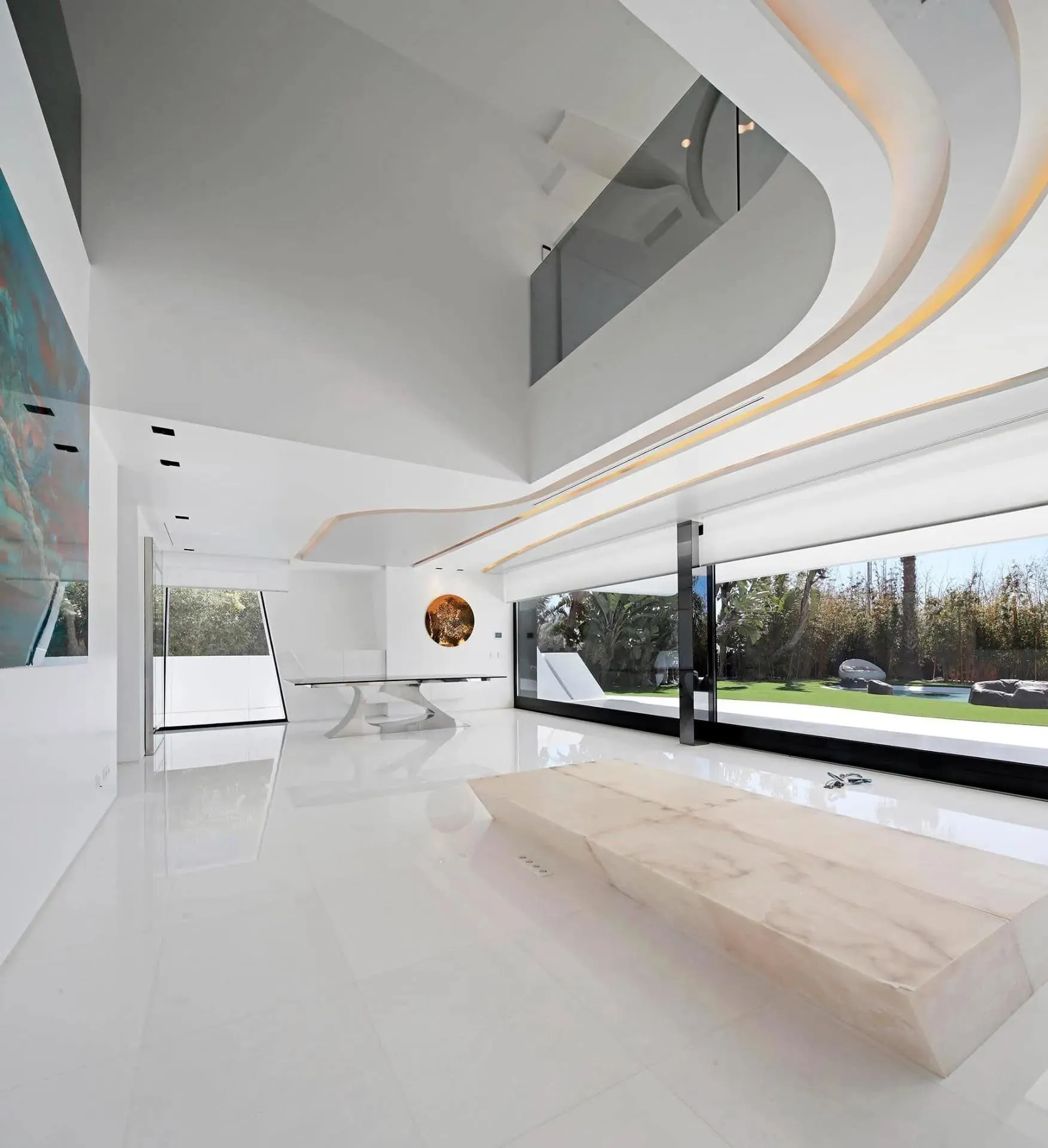 明亮白色厨房和餐厅，展示A-cero未来主义开放内饰