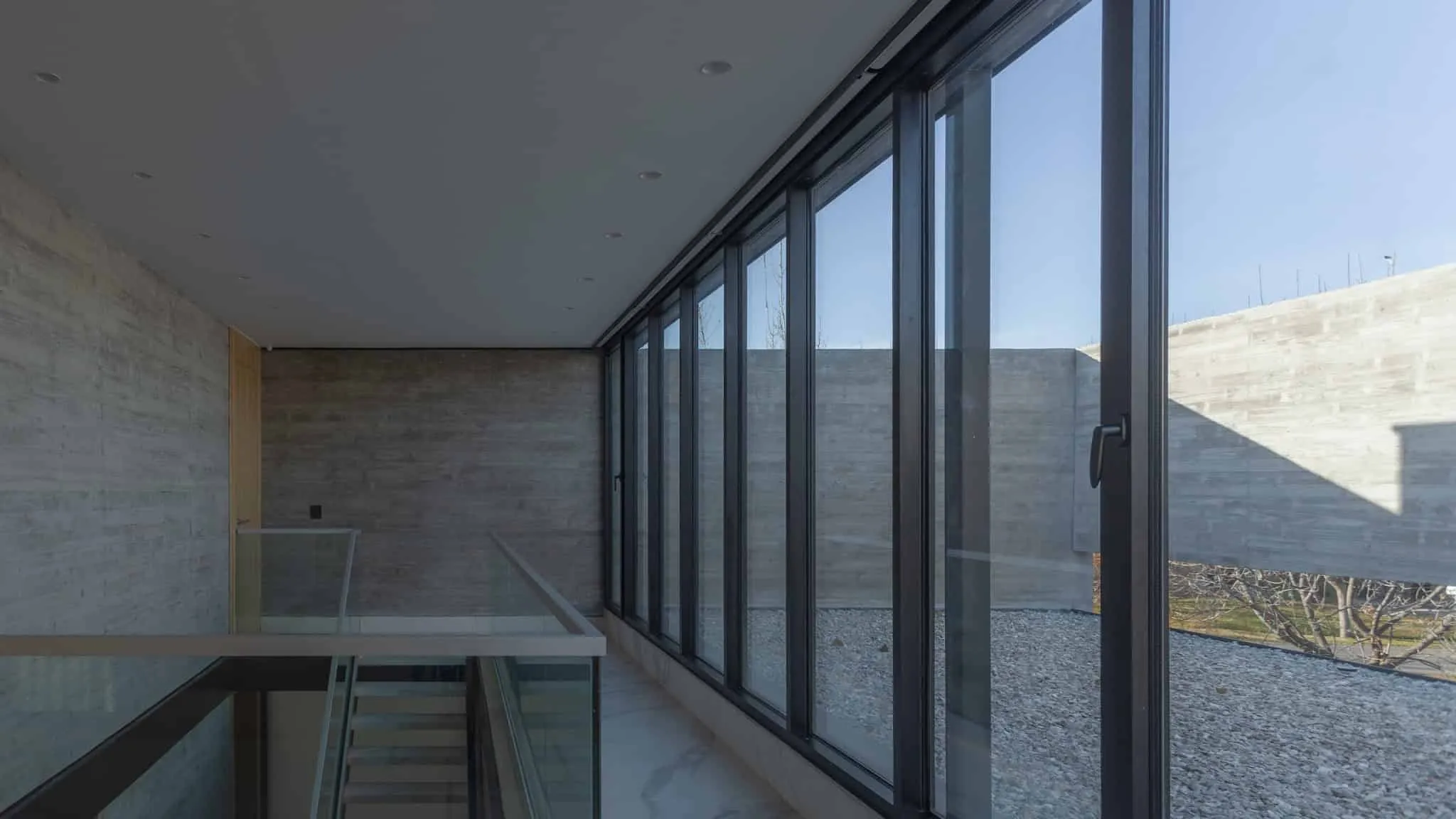 A4estudio设计的Kasa EE：上层走廊窗户